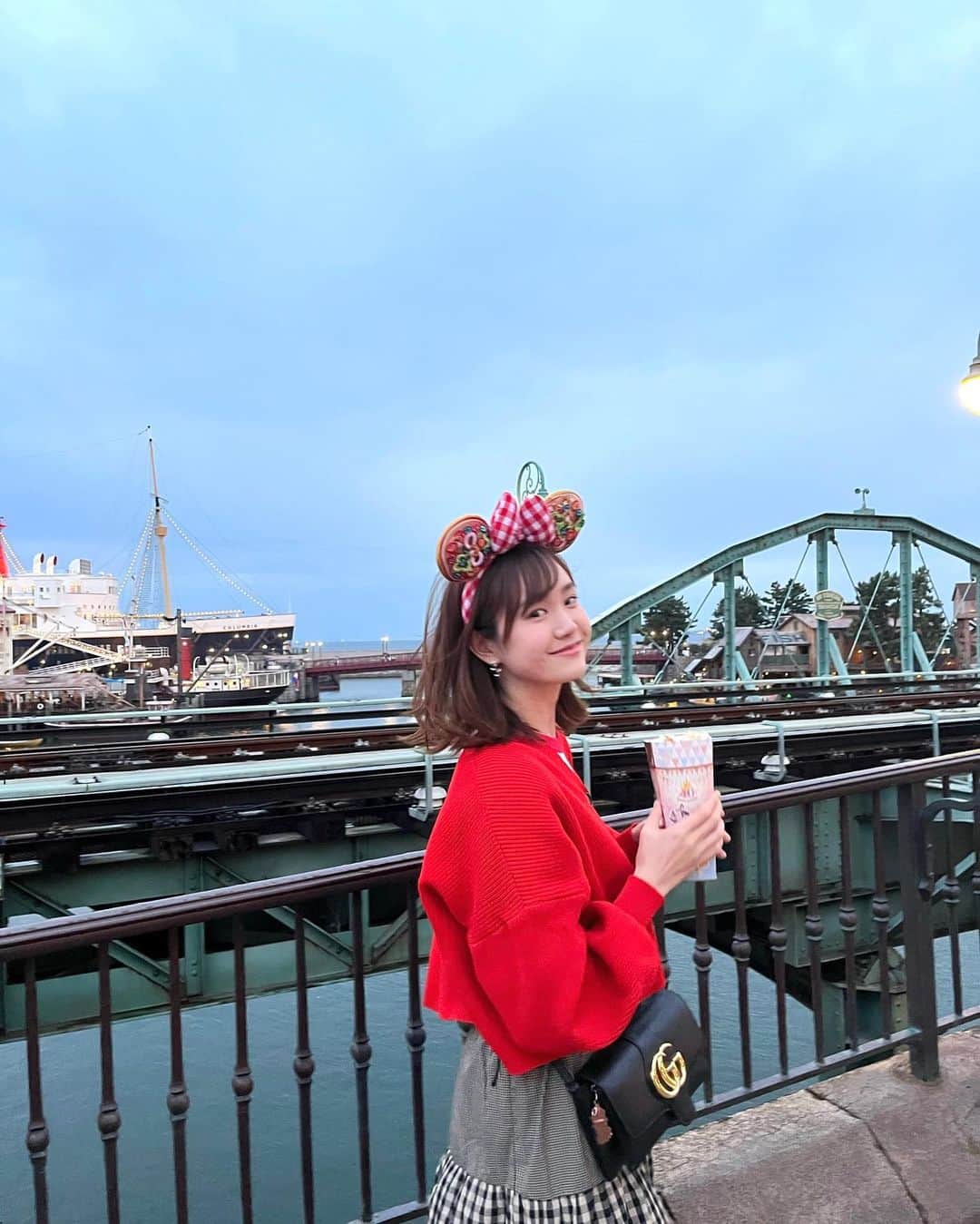 尾碕真花のインスタグラム：「. . . 地球儀前で、すましてるけど服がビチャ濡れ💧 . タワテラ前で噴水駆け抜けチャレンジしたら普通にめっちゃ濡れた🤣 . 久々に行って楽しかった。 .」
