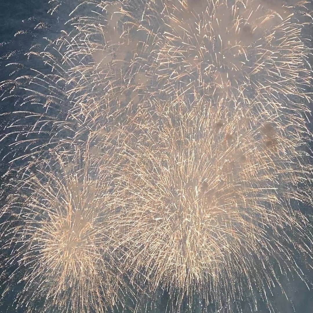 のインスタグラム：「逗子花火大会へ。4年ぶりの開催。 大人数が一つの場所に集まることが制限されてきたこの数年を思うと、とっても感慨深くなる花火大会でした。 砂浜に座って、打ち上がる花火をみながら、ふと隣をみると、この4年の間、仲良く過ごしてきた友達家族がそこにいて、長男は仲良しとわちゃわちゃしながら楽しそうで、コロナ前には産まれてなかった次男がすっかり大きくなりパパにしがみついていた。この花火をじぃじばぁばにも見せてあげたいなと大切な家族を思い出したりもした。  制限のある中でも大切な人たちとのつながりは確かにあって、思い合ったり、結びつきを強めていくことができると学べ、得難い経験を重ねられた日々だったなぁと、空に浮かぶ大きな花火の下で感じたのでした。  #逗子花火大会 #逗子花火大会2023」