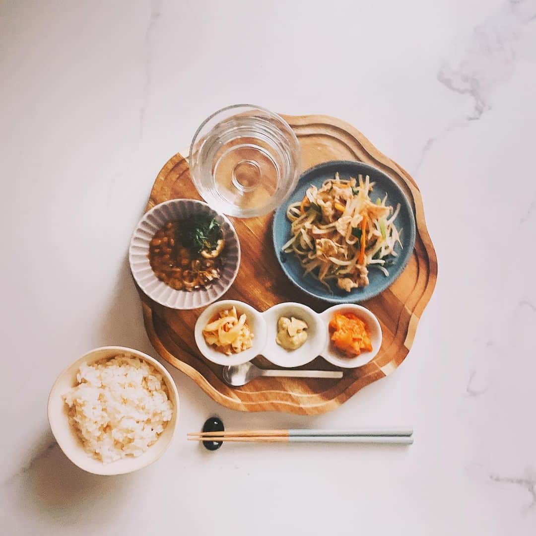 森由月のインスタグラム：「・ #あさごはん  #野菜炒め定食  いつも朝はパンばかりですがたまにはお米も。 卵を切らしていたのとお茶碗がお盆に乗らなかったのはすこし悔しいなっておもっています。 ・ #朝食 #モーニング #朝ごはん #和食 #定食 #玄米 #納豆 #ごはんのおとも  #器好き  #腸活 #breakfast #japanesefood」