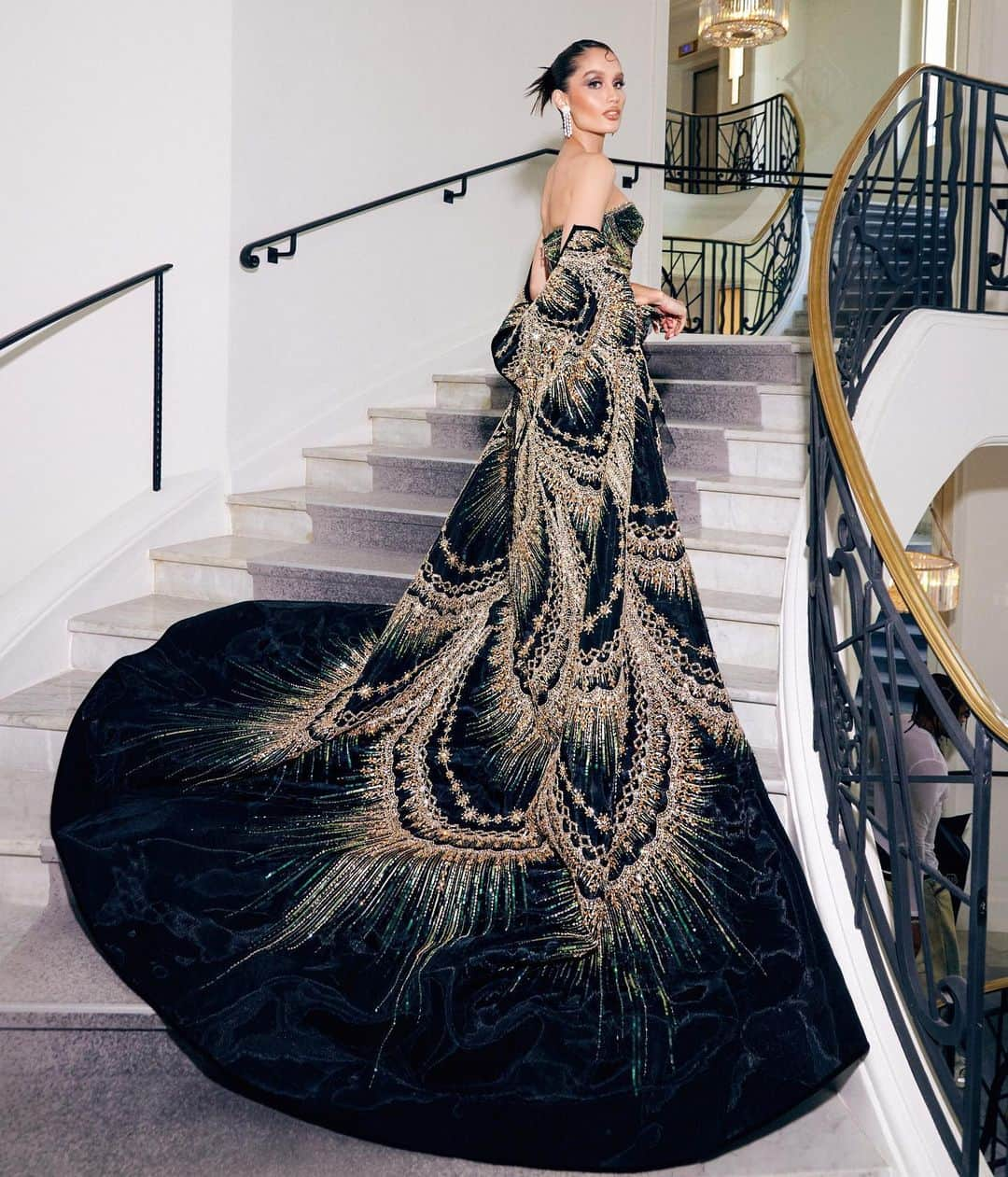 Cinta Lauraさんのインスタグラム写真 - (Cinta LauraInstagram)「Inspired by a powerful woman in Indonesian folklore. She is the Queen of the Southern Sea: elegant, bold and captivating.   So proud to be representing Indonesia on Cannes Film Festival’s red carpet wearing such an exquisite piece showcasing my beautiful heritage. Grateful! 🤍  #lorealpariscannesid #walkyourworth   Photographer @stepanfilenko  Gown @texsaverio  Jewelry @ubs.gold  Shoes @thangshoes  Makeup @bubahalfian  Stylist @yoland_handoko @krama.cc」5月27日 8時59分 - claurakiehl