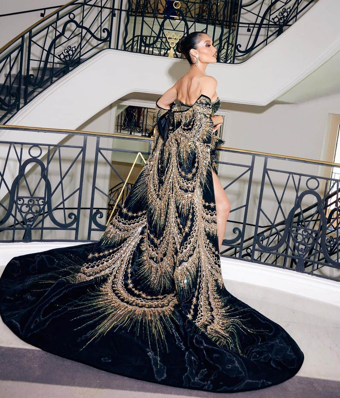 Cinta Lauraさんのインスタグラム写真 - (Cinta LauraInstagram)「Inspired by a powerful woman in Indonesian folklore. She is the Queen of the Southern Sea: elegant, bold and captivating.   So proud to be representing Indonesia on Cannes Film Festival’s red carpet wearing such an exquisite piece showcasing my beautiful heritage. Grateful! 🤍  #lorealpariscannesid #walkyourworth   Photographer @stepanfilenko  Gown @texsaverio  Jewelry @ubs.gold  Shoes @thangshoes  Makeup @bubahalfian  Stylist @yoland_handoko @krama.cc」5月27日 8時59分 - claurakiehl