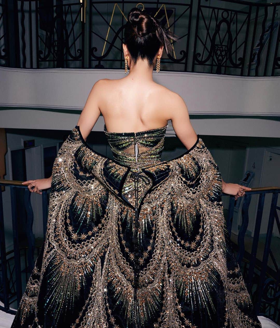 Cinta Lauraさんのインスタグラム写真 - (Cinta LauraInstagram)「Inspired by a powerful woman in Indonesian folklore. She is the Queen of the Southern Sea: elegant, bold and captivating.   So proud to be representing Indonesia on Cannes Film Festival’s red carpet wearing such an exquisite piece showcasing my beautiful heritage. Grateful! 🤍  #lorealpariscannesid #walkyourworth   Photographer @stepanfilenko  Gown @texsaverio  Jewelry @ubs.gold  Shoes @thangshoes  Makeup @bubahalfian  Stylist @yoland_handoko @krama.cc」5月27日 8時59分 - claurakiehl