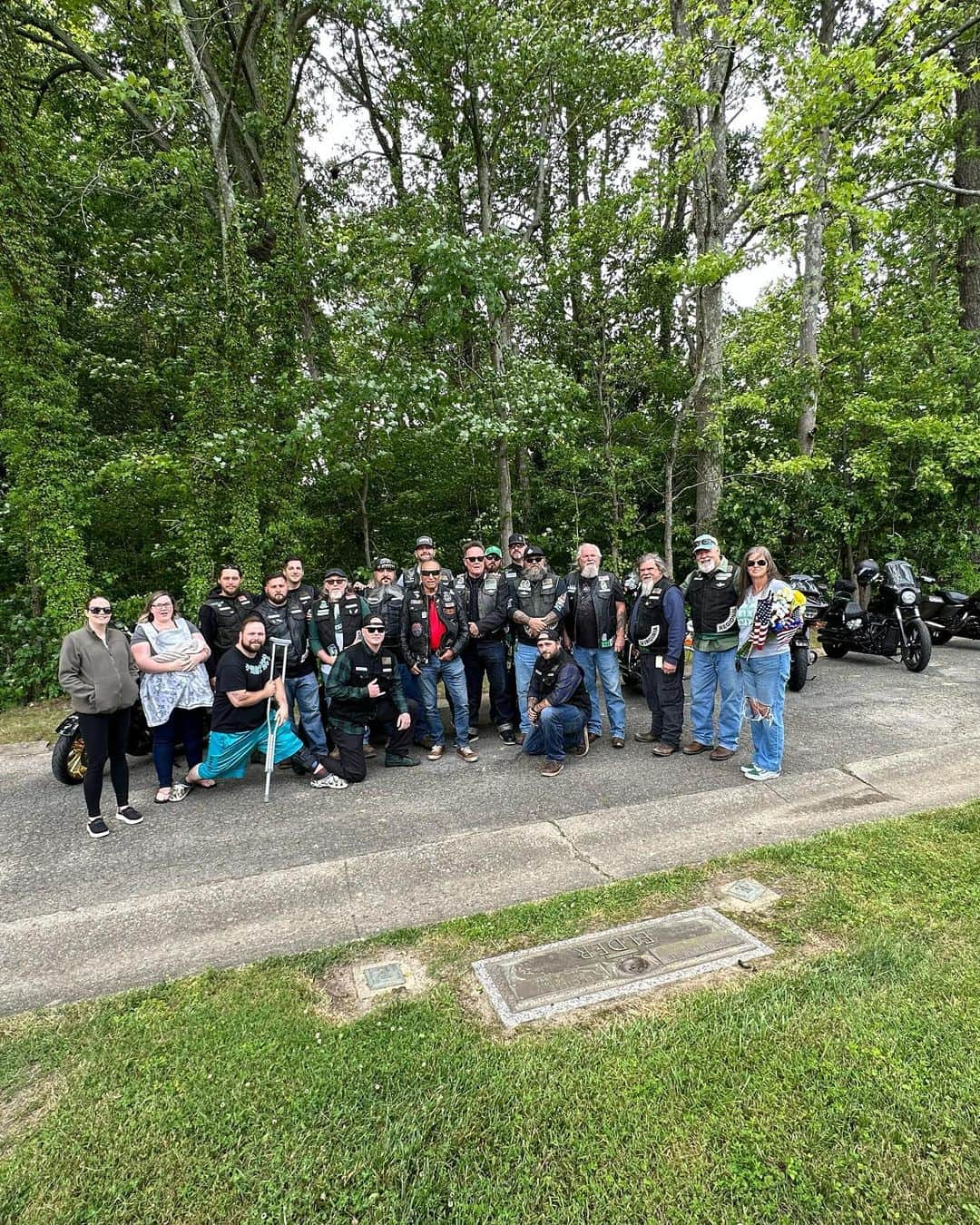 ロバート・パトリックさんのインスタグラム写真 - (ロバート・パトリックInstagram)「Big thank you to all my brothers who helped me pay my respects to my Grandfather Lt.COL Samuel Patrick Jr. and my Grandmother Sybil Wallace Patrick. #memorialday #ride #veterans #army ##bfmc #harleydavidson #grandparents #bronzestarmedal」5月27日 9時06分 - ripfighter