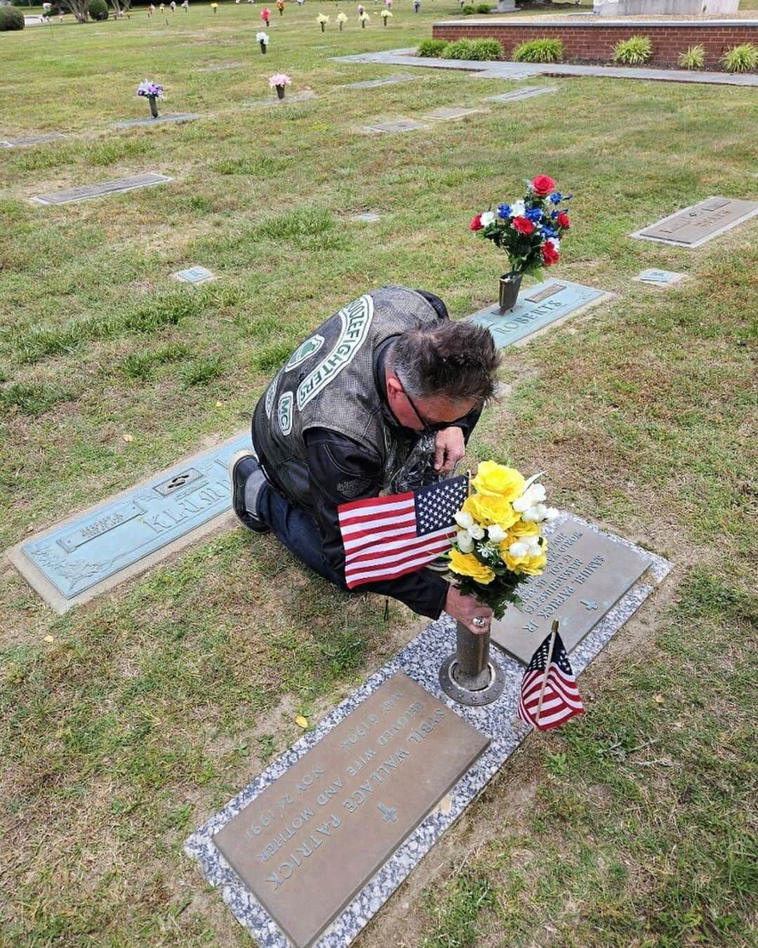 ロバート・パトリックさんのインスタグラム写真 - (ロバート・パトリックInstagram)「Big thank you to all my brothers who helped me pay my respects to my Grandfather Lt.COL Samuel Patrick Jr. and my Grandmother Sybil Wallace Patrick. #memorialday #ride #veterans #army ##bfmc #harleydavidson #grandparents #bronzestarmedal」5月27日 9時06分 - ripfighter