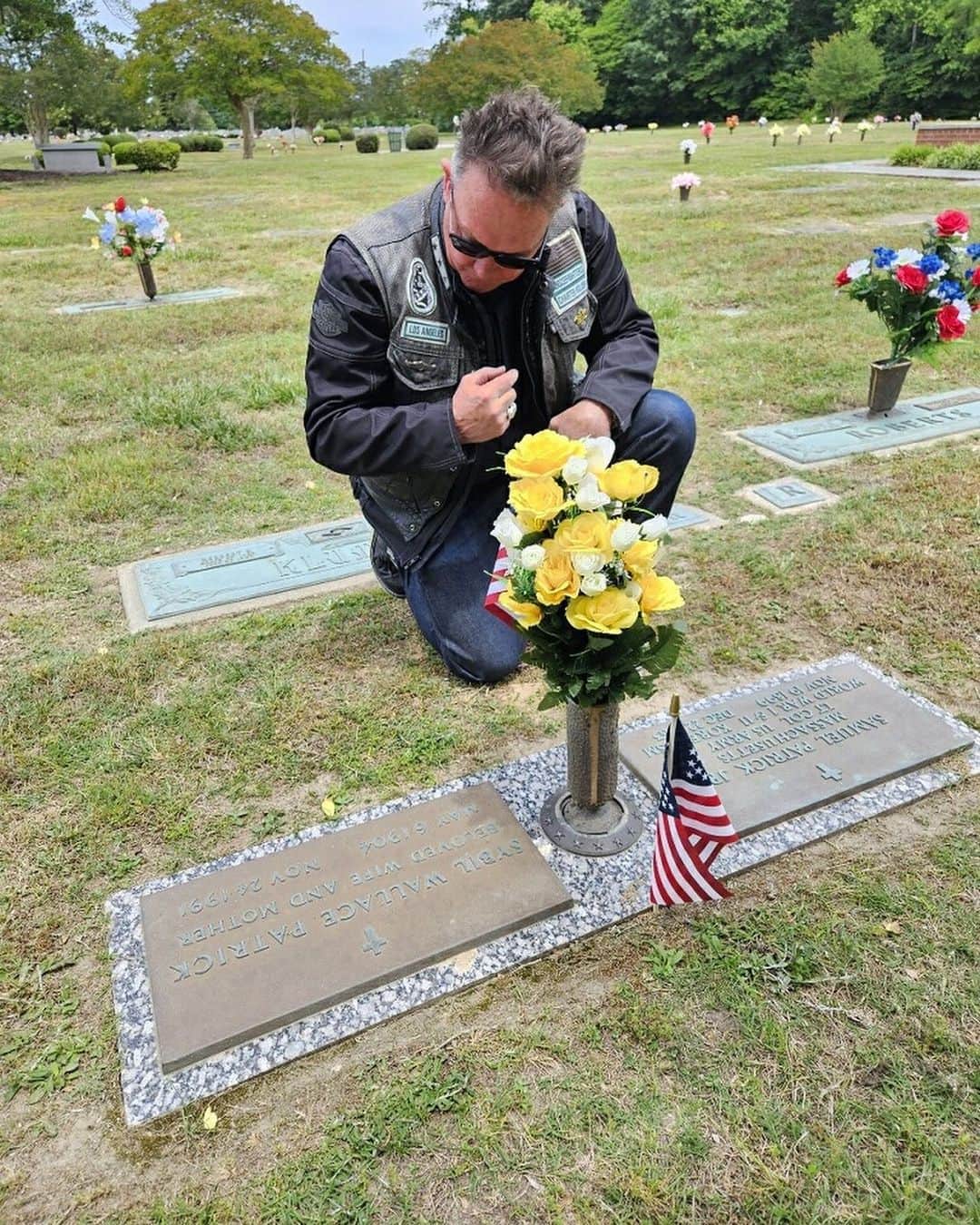 ロバート・パトリックさんのインスタグラム写真 - (ロバート・パトリックInstagram)「Big thank you to all my brothers who helped me pay my respects to my Grandfather Lt.COL Samuel Patrick Jr. and my Grandmother Sybil Wallace Patrick. #memorialday #ride #veterans #army ##bfmc #harleydavidson #grandparents #bronzestarmedal」5月27日 9時06分 - ripfighter