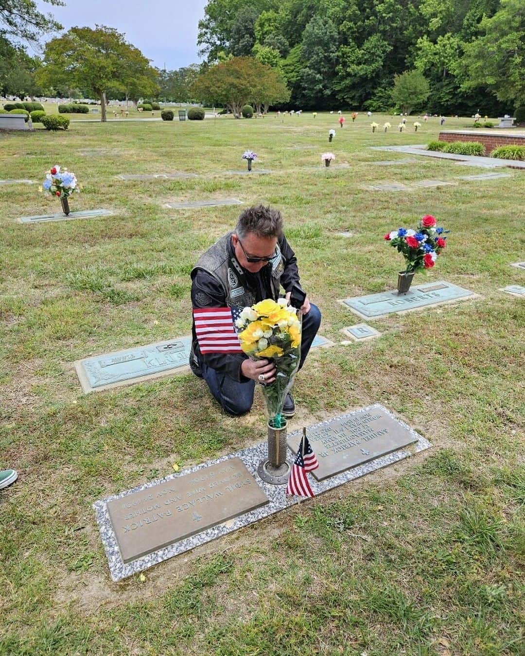 ロバート・パトリックさんのインスタグラム写真 - (ロバート・パトリックInstagram)「Big thank you to all my brothers who helped me pay my respects to my Grandfather Lt.COL Samuel Patrick Jr. and my Grandmother Sybil Wallace Patrick. #memorialday #ride #veterans #army ##bfmc #harleydavidson #grandparents #bronzestarmedal」5月27日 9時06分 - ripfighter