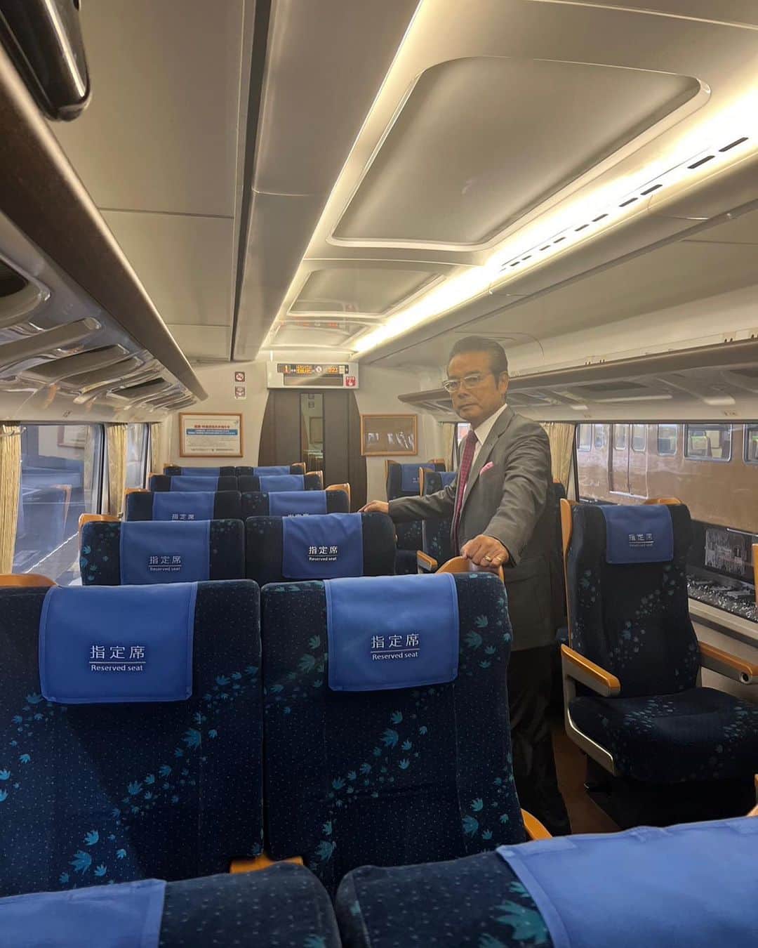 キャシー中島さんのインスタグラム写真 - (キャシー中島Instagram)「* おはようございます😃 特急「#しおかぜ」に乗って、 岡山から今治に向かっています。 乗り鉄の私にとっては幸せなひと時です❤️ ちょっとだけ🤏瀬戸大橋を渡る「しおかぜ」の音をお楽しみくださいませ♪」5月27日 9時15分 - official_kathynakajima