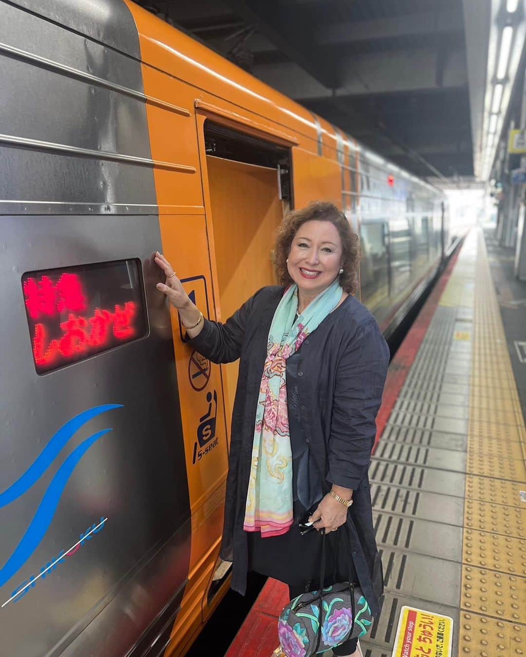 キャシー中島さんのインスタグラム写真 - (キャシー中島Instagram)「* おはようございます😃 特急「#しおかぜ」に乗って、 岡山から今治に向かっています。 乗り鉄の私にとっては幸せなひと時です❤️ ちょっとだけ🤏瀬戸大橋を渡る「しおかぜ」の音をお楽しみくださいませ♪」5月27日 9時15分 - official_kathynakajima