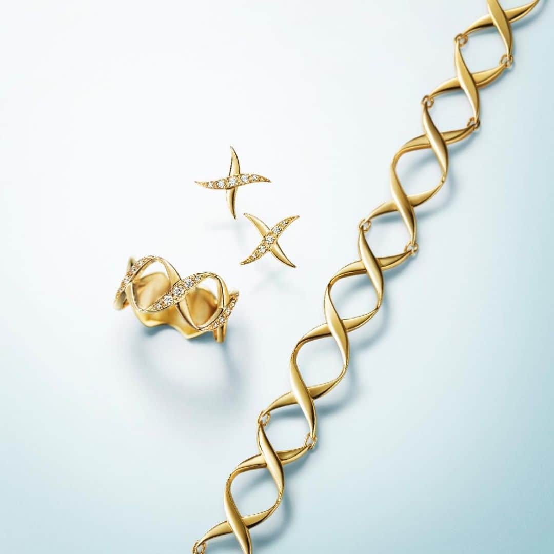 のインスタグラム：「. 50ans Première escales New Collection  1997年に発売されたヒット作､“X”シリーズをリモデルしたコレクション。艶やかに磨かれたゴールドの光沢と､きらめくダイヤモンドで描いた柔らかなラインで洗練された美しさを表現しました。  #vendomeaoyama #ヴァンドーム青山 #ヴァンドーム青山50ans #ring #リング #指輪 #ダイヤモンドリング  #ピアス #ダイヤモンドピアス #ブレスレット #bracelet  #ゴールドブレスレット  #ゴールドジュエリー #ゴールドリング  #ゴールドアクセサリー  #jewelry #accessory  #ジュエリー好きな人と繋がりたい  #お守りジュエリー #記念日ジュエリー #アニバーサリージュエリー」