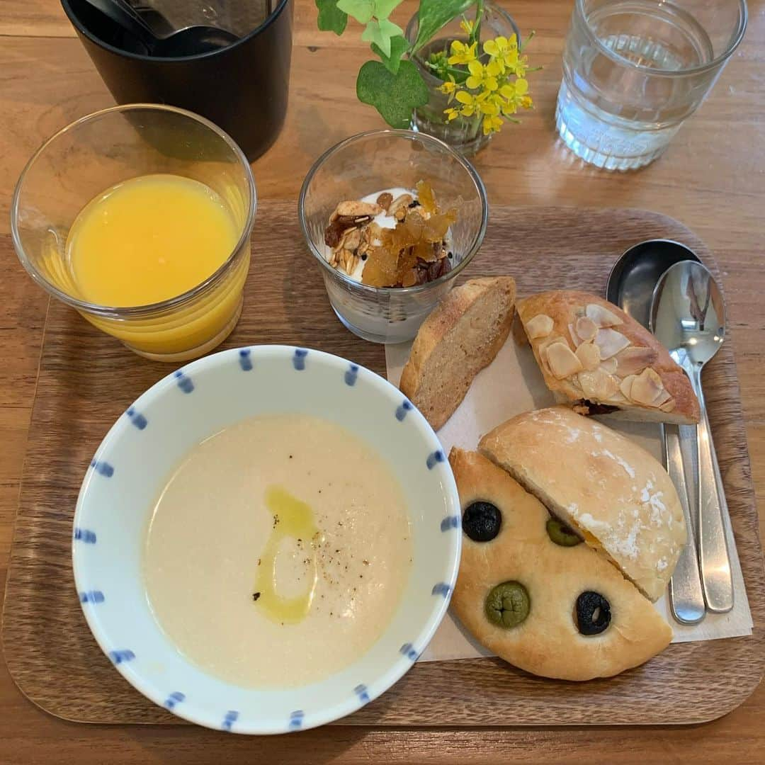 くろさんのインスタグラム写真 - (くろInstagram)「ほっこりスープの朝ごはん◡̈  奥沢のスープと自家製パンのカフェ『potage』のモーニングセットをいただきました😋  日替りで色んなスープとパンが楽しめます🥯🥣  今朝はレンズ豆 or カブってことだったのでカブをチョイスしました。  #スープと自家製パンのカフェpotage  #奥沢potage #potage奥沢 #potage #奥沢ポタージュ #ポタージュ奥沢 #ポタージュ #奥沢カフェ #奥沢カフェ巡り #奥沢モーニング #自由が丘カフェ #自由が丘カフェ巡り #自由が丘モーニング #奥沢朝ごはん #自由が丘朝ごはん #美味しいスープ屋さん #おいしいスープ屋さん」5月27日 9時23分 - m6bmw