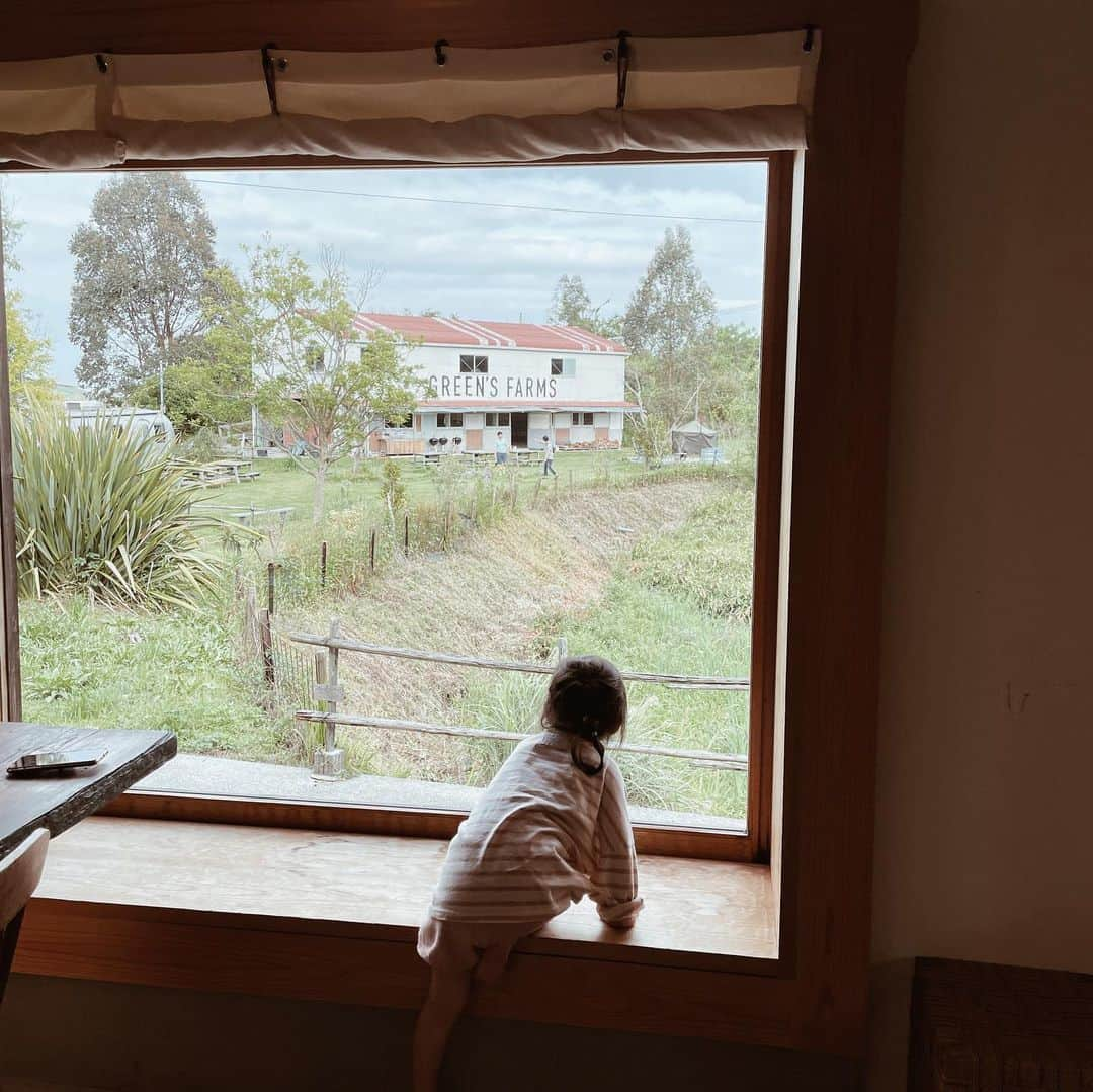 yuiさんのインスタグラム写真 - (yuiInstagram)「short trip with our friends!  👧🏽のスクールのお友達家族とfarm stay🌿 私たちはここが大大大好きで 夫婦ふたりで過去にも何度か来たけど、 子連れで来るのは初めて。 またひと味違った楽しさがありました♡  むすめがこの春から転園したので 仲良しのお友達と会えるのも１ヶ月半ぶり。 とっても楽しそうにキャッキャはしゃぐ こどもたちを見て大人も幸せでした😮‍💨  家族ぐるみで仲良くしてくれる お友達家族にも感謝🥂🤍  . . . . . #farmstay#glamping#グランピング#貸別荘#週末#週末旅行#淡路島#旅#旅行#こどもとおでかけ#こどものいる暮らし#暮らし#自然のある暮らし#女の子#女の子ママ#むすめ#daughter#3y1m」5月27日 9時27分 - __yyvvii