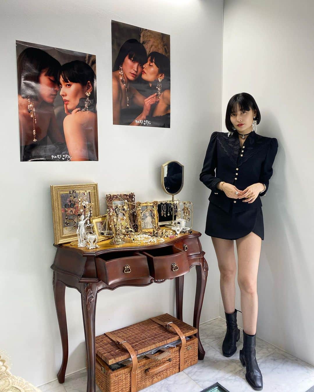 佐藤乃莉のインスタグラム：「初日が終わり  ２日目です。  今日も11時から17時まで代官山に 居るのであそびに来て下さいね🎀  ちなみに、初日に着たこのジャケットはママが昔着てたおさがり 佐藤のお気に入り😉✨  ◾︎場所:ARC・T CAFE GALLERY 東京都渋谷区鉢山町13-12 MsReiko 72 Bldg 3F  #展示会#イヤリング#outfit」