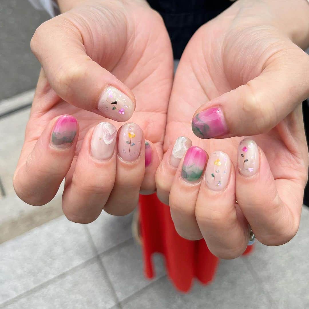 赤木 桃 #ちゃんものインスタグラム：「天然の石の色を参考に🪨✨自然の色はすごい😋」