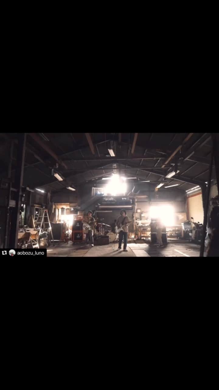 旭桃果のインスタグラム：「#藍坊主 さん「卵」MV全編！ #Repost @aobozu_luno with @use.repost ・・・ 【『卵』MV公開🥚】 藍坊主「月の円盤 」より、リード曲『卵』のMUSIC VIDEOを公開‼️  -— 雨上がりの光の輝きに名前はないように  砂漠に降る星屑にも　名前なんてないように  ここであなたが卵を見ていることに　やっぱり名前はないけれど  樹々を染めた　春のように　僕にとっては暖かいこと  ■『卵』MVはこちら🥚 https://youtu.be/T23AWAcakgs  ■『月の円盤』配信はこちら🌕 linkcloud.mu/dfbc81da  明日より全国ツアー『aobozu TOUR 2023 ～未確認 IN THE NIGHT～』 一般発売開始🎫🔥  チケット情報はこちら‼️ https://aobozu.com/  #藍坊主  #月の円盤  #卵」