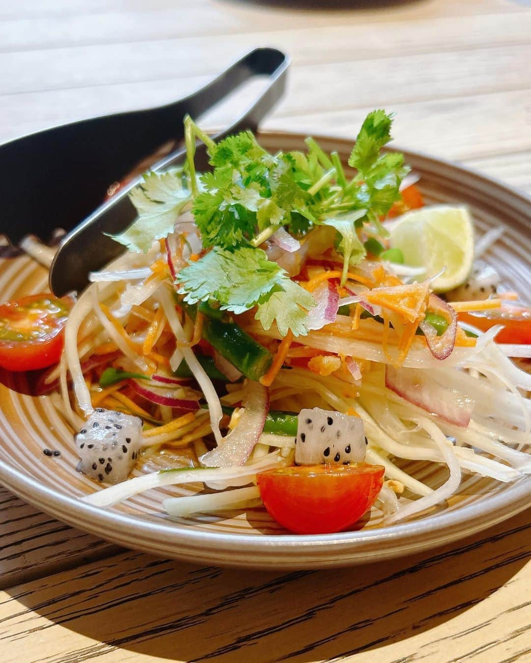 葉月里緒奈さんのインスタグラム写真 - (葉月里緒奈Instagram)「アラフィフ女子はまーよく喋るよく食べる😆 #新橋グルメ#madammymodernthaivietnamese #ガイヤーン#海老とセロリの蒸し餃子#海老と鶏胸肉の生春巻き#ソムタム#バインセオ#グリーンカレー#ジャスミンライス#バミーヘン#どれもこれも美味 #店員さんもみんな優しい#rionahazuki」5月27日 9時44分 - riona_hazuki