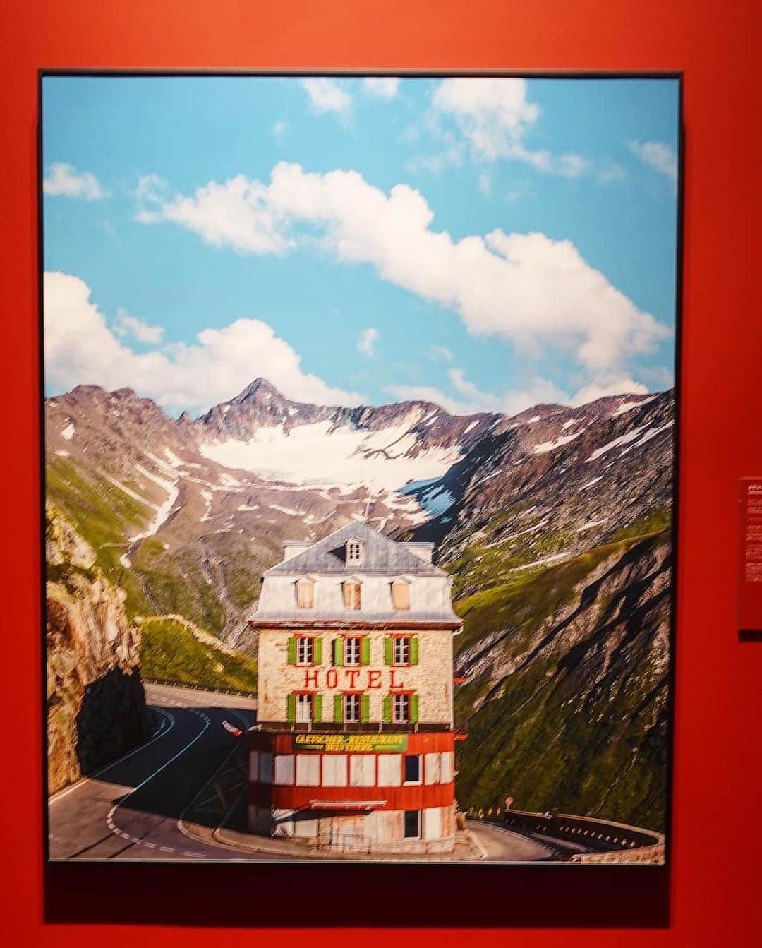 中西結梨花のインスタグラム：「#ウェスアンダーソンすぎる風景展   世界中のウェスアンダーソンの世界みたいなホテルコーナー可愛いすぎた🏩😫💘  いつかどこかに泊まってみたい」