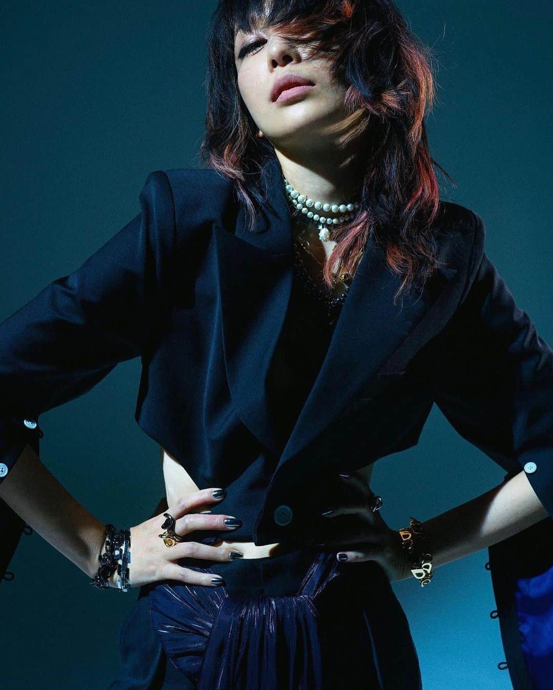 ミッチーのインスタグラム：「昨日はレセプションへ。 めちゃくちゃ素敵でした！美しかった〜！！ 今日からポップアップ開催🔥  @mikanakashima_official  @vivianostudio  @lostinecho_official   5/27-5/30 @midwest_tw   6/1-6/7 @jurk_shop_tokyo   6/14-6/21 @hankyu_dlab   6/24-7/3 @studious_womens   7/6-7/14 @jurk_shop   #MIKANAKASHIMAxVIVIANO #MIKANAKASHIMAxVIVIANOxlostinecho #MIKANAKASHIMA #VIVIANO #lostinecho  少しだけ書いてもいいですか。 写真、冷静に見えますがぜんっぜん冷静じゃないです笑 MFの皆然り、俺のリアル友達からしたら、とんでもないことが起きております！！ 脇汗ダラダラかいてんよ笑  2001年のドラマ“傷だらけのラブソング”の全話入ったVHSをLA留学に持参して、毎日見て自分を高めながらデビューに向けてレッスンしてたあの少年がこの光景見たらビックリするよ、本当。 『君、毎回くるじゃん！すごいねえ笑』ってSDの審査員に覚えられていたぐらいSONY MUSICのオーディションを受けていたのも彼女や、ドラマが理由でした。 ※オーディションで最終選考の1番最後に『だったらもう、いい加減もう受からせてください』って言って(生意気にも程がある)その場がシーン、、ってなった瞬間は今でも脳裏に焼き付いています苦笑  、、ってあんまり話すと止まらなくなって気持ち悪いレベルなんで笑 感動の残りはMFに書きます！！  最後に1つだけ。 中島美嘉さんの曲で1番好きなのは“Helpless Rain”です。  はぁ。感無量。 おはよう。土曜日。」