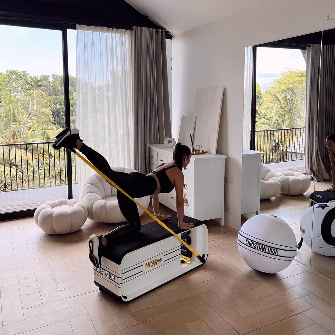 Jennifer Bachdimのインスタグラム：「Start MOVING and start your weekend right! Quick workout to start my Saturday morning 💪🏽❤️ How about you ?? 🥹 . . @pqwellness @technogym  #SaturdayWorkout #FitMama #championstrainwithtechnogym #letsmoveforabetterworld」