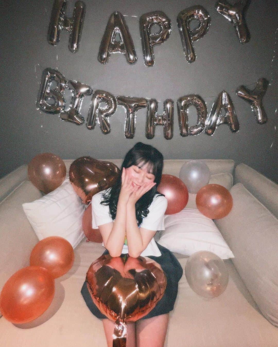 山本杏さんのインスタグラム写真 - (山本杏Instagram)「・  お仕事現場で大好きな方たちから 誕生日のお祝いしてもらいました🥹🥹    飾り付けもケーキもかわいすぎて、、涙  幸せな誕生日です‎^_^💖  #誕生日 #誕生日サプライズ #誕生日ケーキ」5月27日 19時15分 - anyamamoto0516