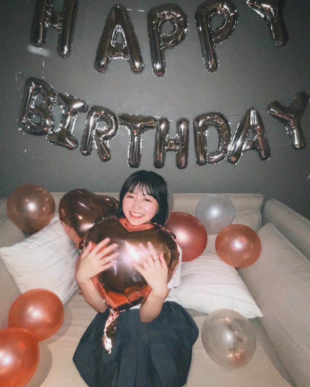 山本杏さんのインスタグラム写真 - (山本杏Instagram)「・  お仕事現場で大好きな方たちから 誕生日のお祝いしてもらいました🥹🥹    飾り付けもケーキもかわいすぎて、、涙  幸せな誕生日です‎^_^💖  #誕生日 #誕生日サプライズ #誕生日ケーキ」5月27日 19時15分 - anyamamoto0516