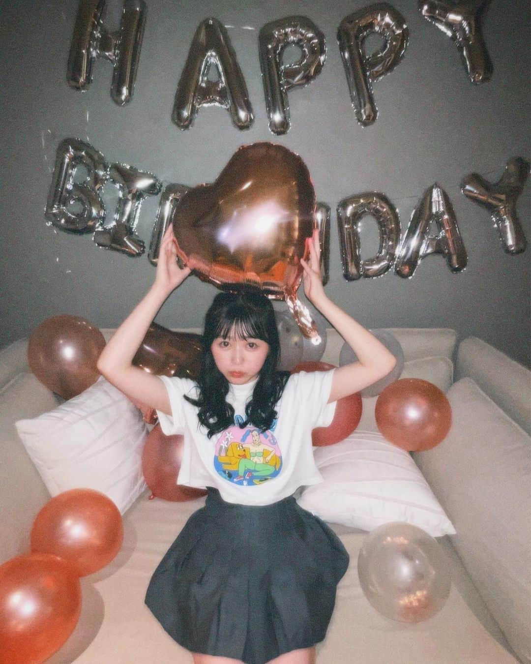 山本杏さんのインスタグラム写真 - (山本杏Instagram)「・  お仕事現場で大好きな方たちから 誕生日のお祝いしてもらいました🥹🥹    飾り付けもケーキもかわいすぎて、、涙  幸せな誕生日です‎^_^💖  #誕生日 #誕生日サプライズ #誕生日ケーキ」5月27日 19時15分 - anyamamoto0516