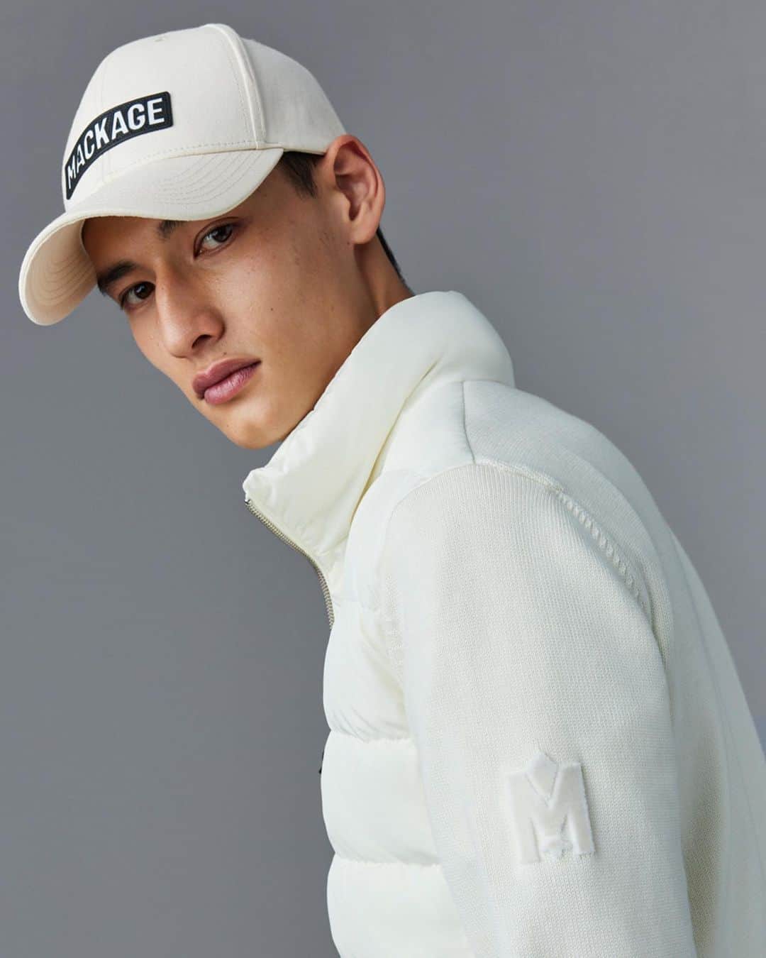 マッカージュのインスタグラム：「TOP TO BOTTOM   ANDERSON, a classic baseball cap for men & women carefully constructed from durable 100% cotton twill. The side panel features an embroidered city destination and a sustainable (R) Leather word mark patch defines the front. The multi-stitch curved visor adds timeless detail. An essential accessory for the emboldened explorer.     More on MACKAGE.COM     #MACKAGE #MONDEMACKAGE」