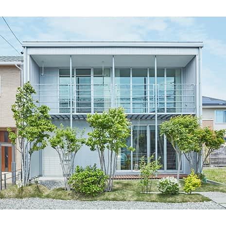 無印良品の家さんのインスタグラム写真 - (無印良品の家Instagram)「【住まいの実例】 静岡県浜松市 竣工年月：2013年4月 延床面積：108.47m²（32.81坪）  ※右上のブックマークのアイコンをタップすると保存できます。  「一室空間なので、家のどこにいても声をかければみんなに伝わるところが好きです。ただ、一人になれる時間も大事だと思うので、一階に『クールダウンの部屋』と呼んでいるテレビとソファをおいた空間を設けています。子どもたちも含めて、そこの部屋をうまく活用しているので、みながストレスを感じずに暮らしていると思います」（奥さま）。  そう語るご夫妻は、これからも永くこの家に住んでいく心づもりです。 「子どもたちが独立して、夫婦だけの生活になるときもくるかもしれません。そうなったときにどういった間取りにしようかなどと考えるのも楽しいですね。より快適に暮らせるようなアイデアをあれこれ考えていけるのも、家そのものに満足しているから。「木の家」にして良かったですね」とお2人は話してくれました。  2021.7.6 公開住まいの実例『いるだけで心が落ち着く家に住めたら素敵だな、と思いました』より  詳しくはプロフィールハイライトか、「無印良品の家」HPをご覧ください。  #無印良品 #無印良品の家 #mujihouse #木の家 #窓の家 #陽の家 #戸建て #平屋 #暮らし #マイホーム #シンプルライフ #シンプルな暮らし #丁寧な暮らし #暮らしを楽しむ #暮らしの記録 #シンプルインテリア #ナチュラルインテリア #ミニマリスト #インテリア #施工事例集 #キッチン #キッチン収納 #子どもがいる暮らし #リビングインテリア #キッチンインテリア #吹き抜け #吹き抜けリビング」5月27日 10時00分 - mujihouse