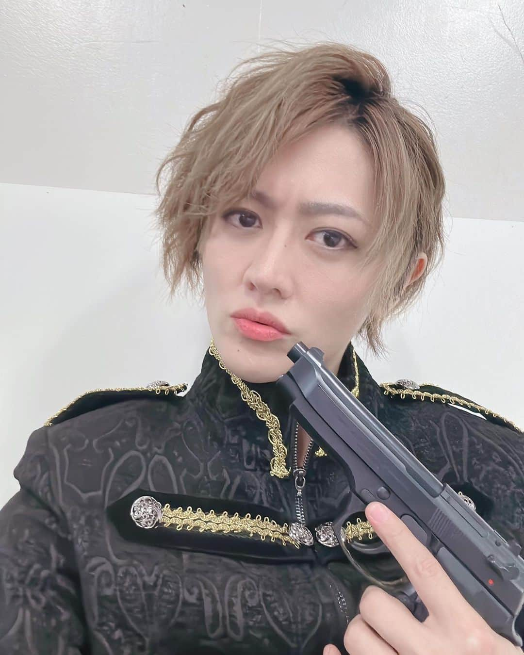 服部武雄さんのインスタグラム写真 - (服部武雄Instagram)「次回の舞台 漆黒ノ戰花−再演− 絶賛稽古中です。もう来週本番ですけどね！ 毎日稽古が楽しいと思えるくらいには、いいカンパニーになっている✨😊❗️ みんな常に前見てるし、日々上がっていく姿が目に見えてわかる。 男だらけのむさくるしくて熱苦しい。 熱く、繊細に、華やかに、可憐に。 本当にたくさんの要素が含まれている作品になっております！！ たくさんの人に届け！見に来てくださいまし❣️  #漆黒ノ戰花 #舞台 #舞台俳優 #舞台役者 #服部武雄 #軍人 #銃 #銃アクション #MEN'S」5月27日 10時00分 - muo6060