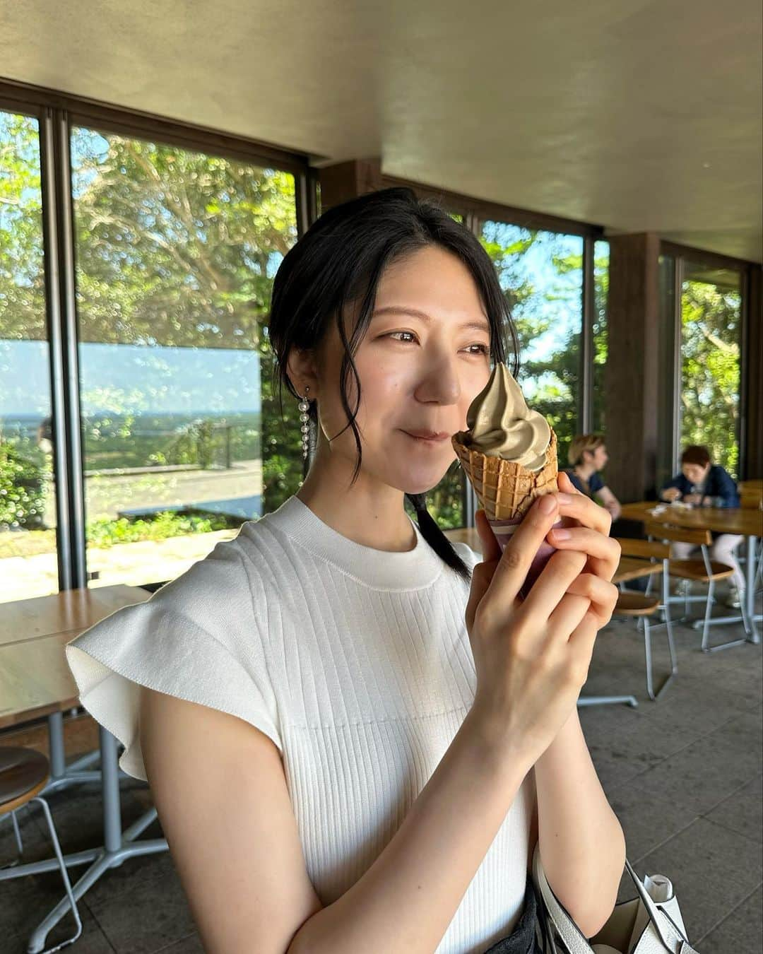 太田英里のインスタグラム：「🍦‬ 伊勢ほうじ茶を使用したソフトクリーム とっても美味しかった。🥹‎🍵  #ノーマルカメラ #三重 #三重観光 #三重旅 #伊勢志摩 #志摩 #志摩グルメ #志摩観光 #旅行 #旅行コーデ #ミラドール志摩 #横山天空カフェテラス #横山展望台 #観光 #portrait #grl #ソフトクリーム #ほうじ茶 #伊勢茶」