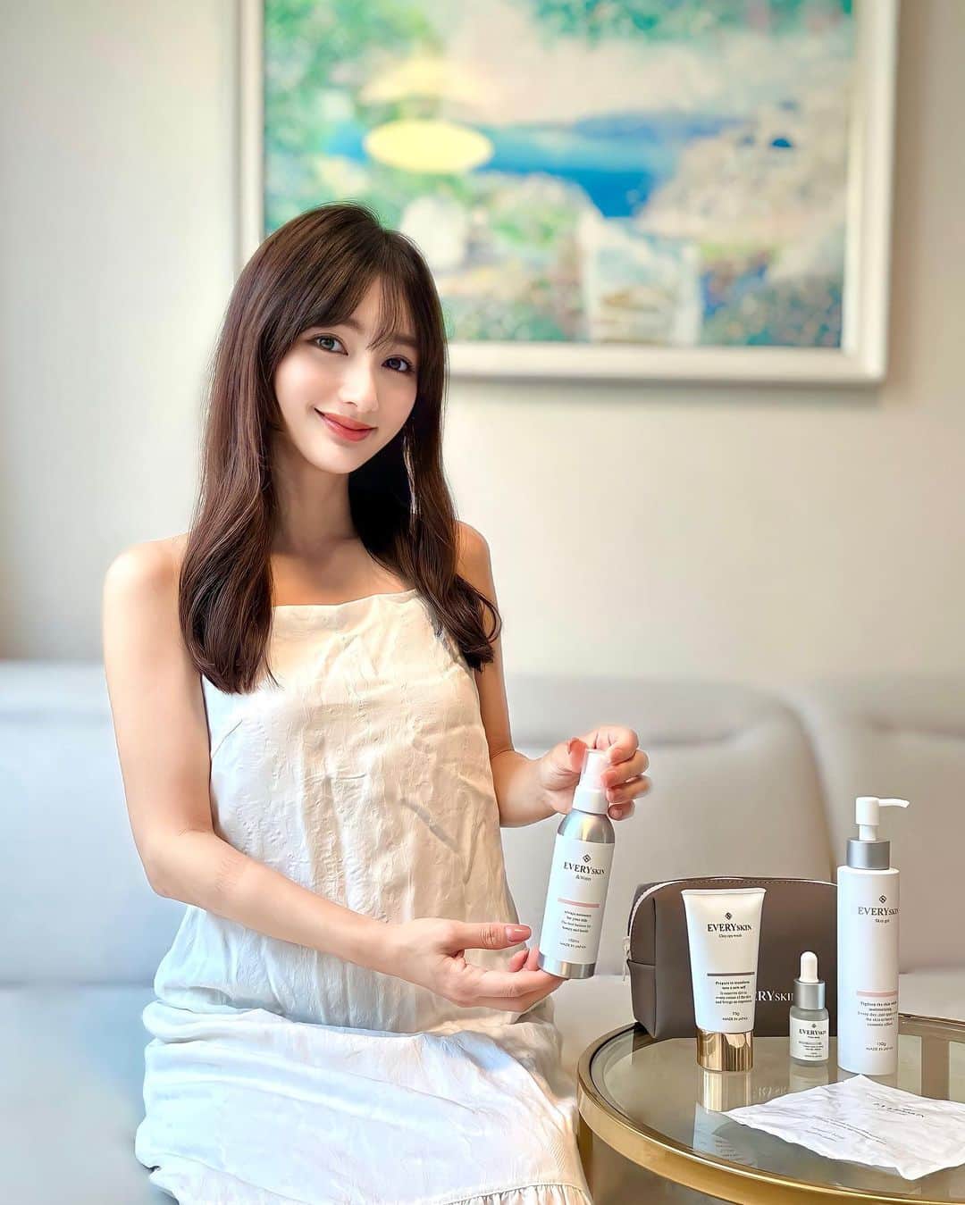 加藤瑠美のインスタグラム：「心から信頼して愛用しているお守りスキンケアブランド @everyskin_official 🧴🫧  3周年を記念したセットが出たのだけど、これがもうお得すぎるからぜひ見てほしい😭！！ この機会に皆にも使ってほしい大好きなアイテムたちがセットになって、なんと約21,000円→約15,000円とかなりお得に買えるんです…👏🥹 EVERYSKINといえば、のクレスパも入っているからEVERYSKINデビューにもぴったりだと思う✨ 今朝もクレスパでパックした🫶  igで見て気になっていた「＆ウォーター」も入っていたから私も早速使ってみたよ〜！！！ 肌の PH に着目した強酸性の天然水で、お肌をアルカリ性から弱酸性に導いてバランスを整えてくれるの🥹 肌荒れしているときにも使える救世主👼 メイク前に肌を冷やす為にコットンパックをすることがあるのだけど、ひたひたにつけても程よいサラサラ感で後に使うコスメにも響かないのが良い✨  セット内容はこちら🤍 ・＆ウォーター150ml  ・クレイスパウォッシュ95g  ・スキンジェル150g (1 ~ 1.5ヵ月分 ) ＜プレゼント＞ ・バイタルドロップミニ ・クリスタルヴェール ( シートマスク ) ・EVERYSKINオリジナルポーチ  VERYの撮影に呼んでいただいた時もお気に入りのEVERYSKIN持って行ったよ〜📷🤍 肌荒れ中でも安心して使えるお守りアイテムたち😮‍💨 ぜひ使ってみて🥹🫰  #everyskin #エブリースキン #ベスコス #お守りコスメ #リピートコスメ #スキンケア」