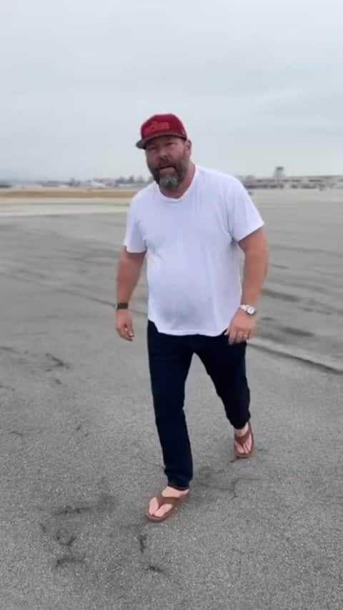 ドウェイン・ジョンソンのインスタグラム：「“You’re Welcome” 🎶🪝 playing in the background and helluva @Teremana toast 🥃 👏🏾👏🏾✈️  BIG OPENING WEEKEND at the box office for my guy  @bertkreischer with his new action comedy  “THE MACHINE”!!! 🍿🍿🍿🍿  Here’s what I love about this whole thing — he’s working his ass off promoting his new movie 🍿 and most importantly — he’s having FUN!!   Rooting for you brother and wishing you all the success in the world with THE MACHINE!!   Let’s crush some Teremana and cheat meals soon!!!   ~ DJ  The 2ND hardest worker in the room next to you.  #TheMachine」