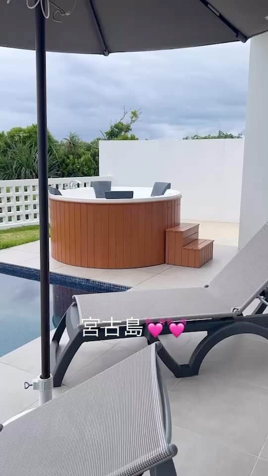 KONANのインスタグラム：「宮古島で泊まったヴィラ💓 @crystalvilla_bayside  . . ジャグジー＆プール付き✨ アメニティーも充実してて、女子にはありがたやぁ🥰 . . ベットルームは2個あったので、みんなでジャンケンして決めました❣️✊✌️🖐 . . 洗濯機も設置されてたので、水着やタオル使っては、すぐ洗えたりするのも便利でしたっ💓 . . BBQからの女子会は深夜遅くまで続きました😋☀️ . . #沖縄 #miyakojima #宮古島 #okinawa #bbq #バーベキュー #ヴィラ #villa #ジャグジー #プール #クリスタルヴィラベイサイド #crystalvillabayside #旅行 #沖縄旅行」