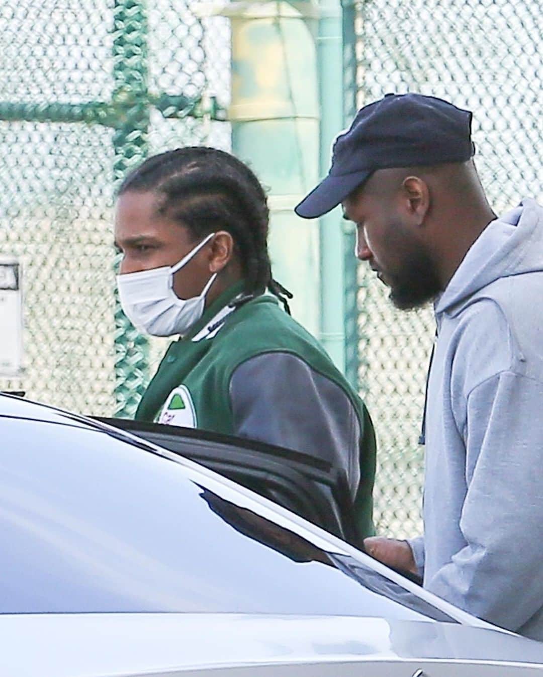 Just Jaredさんのインスタグラム写真 - (Just JaredInstagram)「Rihanna and A$AP Rocky caught a flight out of Los Angeles today. We've got more pics over at JustJared.com! #Rihanna #ASAPRocky Photos: Backgrid」5月27日 10時19分 - justjared