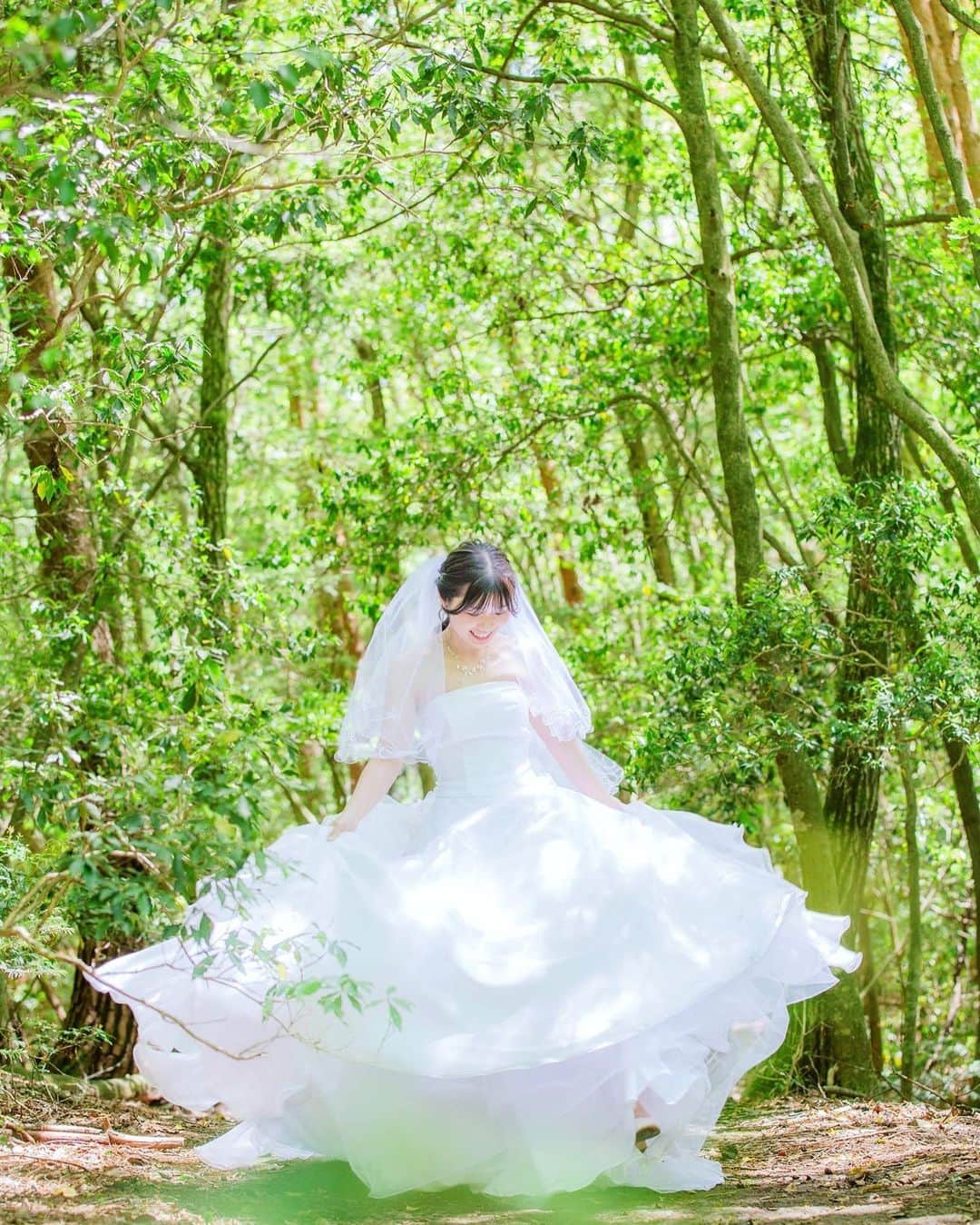 スタジオアクア富士店 のインスタグラム：「新緑の森＋ベール＋ドレスふわっ  妖精の様な可愛いWeddingPhoto🧚  新緑の季節ですね！ 富士山麓の森は、鳥さんがさえずる、新緑キラキラの季節になってきました。 撮影していてもマイナスイオンたっぷりで癒しです。  可愛い透明感のある新婦様、 ご要望でドレスのふんわり広がり感がある写真をご要望いただきましたので、ピッタリのイメージで 撮影しました。 透明感がすごいですね！  2枚目、3枚目は湖畔での撮影写真ですが、この時期に珍しい富士山の積雪により、可愛い富士山になってました。 湖畔も涼しくて気持ちがいい季節ですね。  新緑の季節の富士山ロケーションフォト、ご予約・お問い合わせお待ちしてます。  @studioaqua.fuji  @decollte_weddingphoto   #撮る結婚式 #スタジオアクア #スタジオアクア富士店  #ウェディングドレス前撮り  #ロケーションフォトウェディング  #ロケーションフォト静岡 #静岡前撮り  #山梨 #山梨ウェディング  #結婚準備  #2023夏婚  #2023花嫁」
