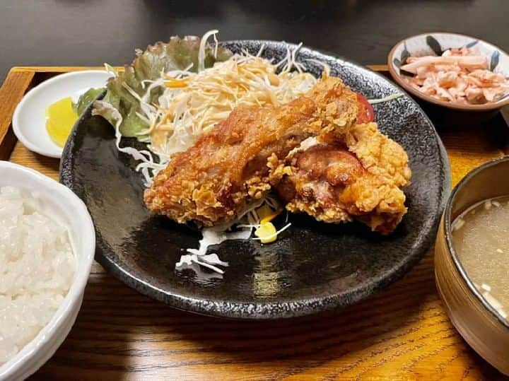 関西LIFE－homelife－のインスタグラム：「【京都府・福知山】 「鳥名子」の系列店♪【とりなご久兵衛】 . 鴨すきが有名ですが先日はランチで定食をいただきました！ 唐揚げは揚げたてのサクサク感と肉汁がたまりません🤤 和の雰囲気が漂う店内で、部屋によっては庭園を眺めながら食事もできるもの魅力のひとつです🎍 ランチもディナーも人気なので予約するのがおすすめです！！ . . @archihome_local では #homelife_京都 では京都のいいところを紹介していきます。みなさんの大好きな京都を教えてください。 . . #とりなご久兵衛 #鳥名子 #福知山 #いがいと福知山 #鴨すき #唐揚げ定食 #和食 #定食 #京都グルメ #福知山グルメ #唐揚げ #揚げたて #肉汁 #ランチ #京都ランチ #福知山ランチ #京都女子会 #福知山女子会 #京都旅行 #京都観光 #そうだ京都行こう #観光 #旅行 #京都 #kyoto #japan #japantrip #japantrip2023」