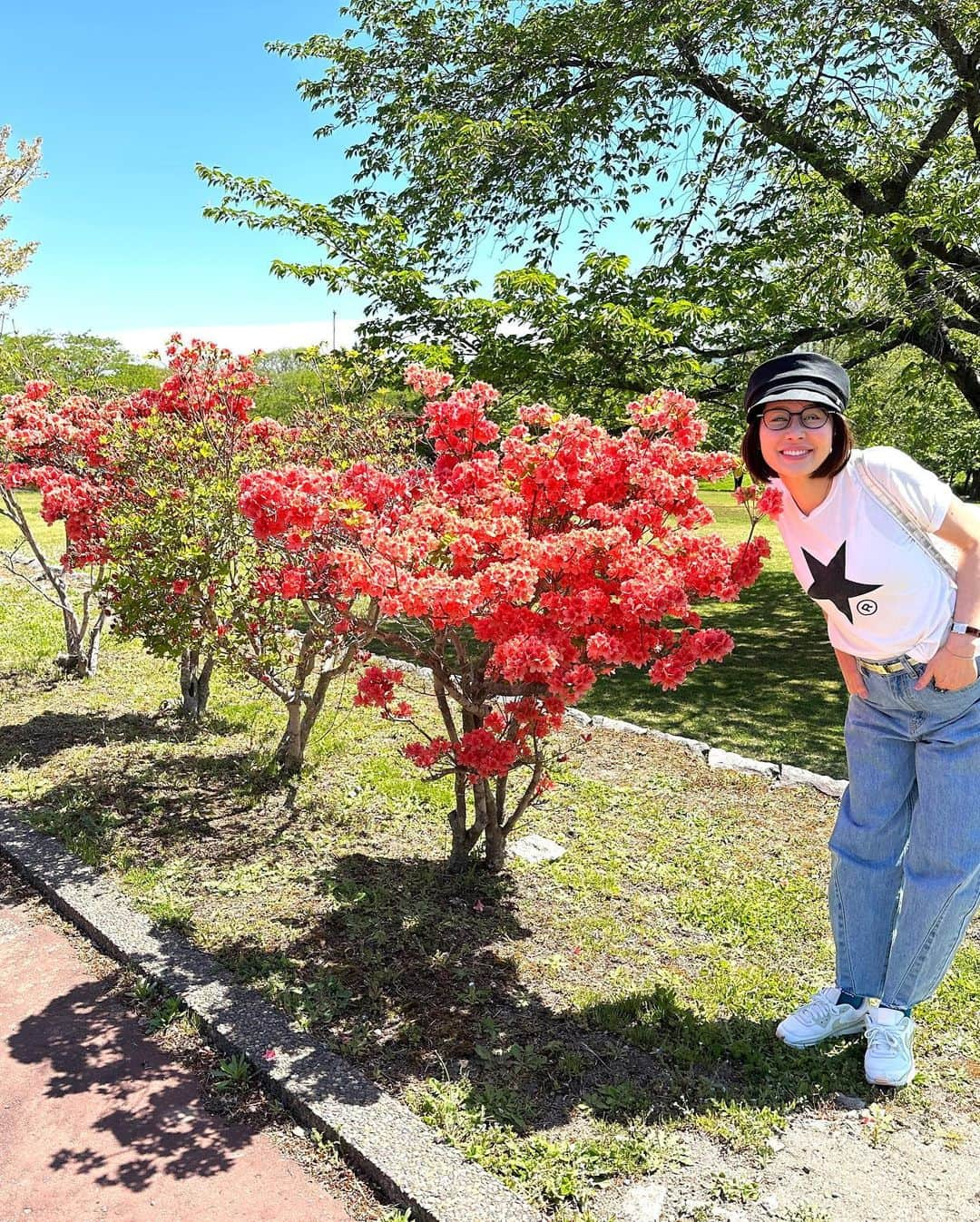 藤井美加子さんのインスタグラム写真 - (藤井美加子Instagram)「✴︎ 🌸🍁🌺🌳  #八重桜 #楓  #ツツジ #北海道 #森町  #オニウシ公園  #旅の記録　 #父娘二人旅 #撮影はおとうさん」5月27日 10時40分 - mikako_miki