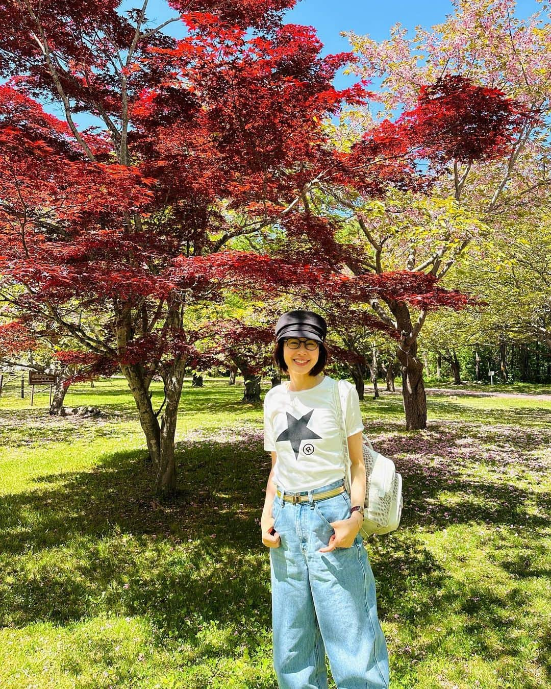 藤井美加子のインスタグラム：「✴︎ 🌸🍁🌺🌳  #八重桜 #楓  #ツツジ #北海道 #森町  #オニウシ公園  #旅の記録　 #父娘二人旅 #撮影はおとうさん」