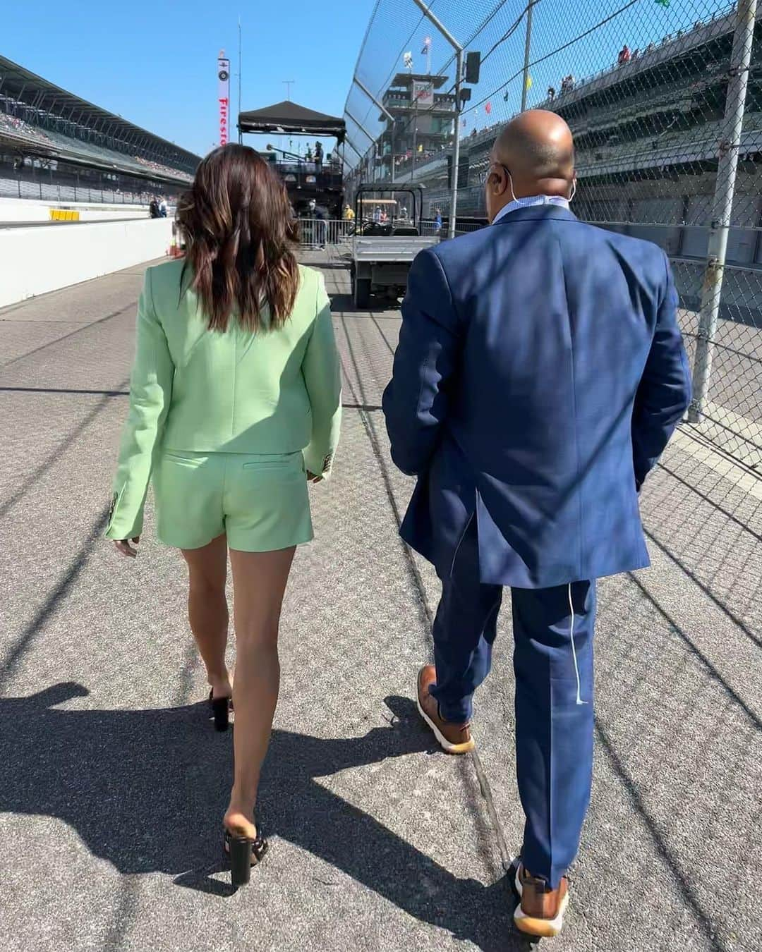 ダニカ・パトリックさんのインスタグラム写真 - (ダニカ・パトリックInstagram)「Carb day at @indianapolismotorspeedway!!! But without the carburetors. 🤣  • I put the pic with sis first, since this racing thing was her idea when we were 8 and 10 years old. 😜🤷🏻‍♀️🙌🏼❤️」5月27日 10時34分 - danicapatrick