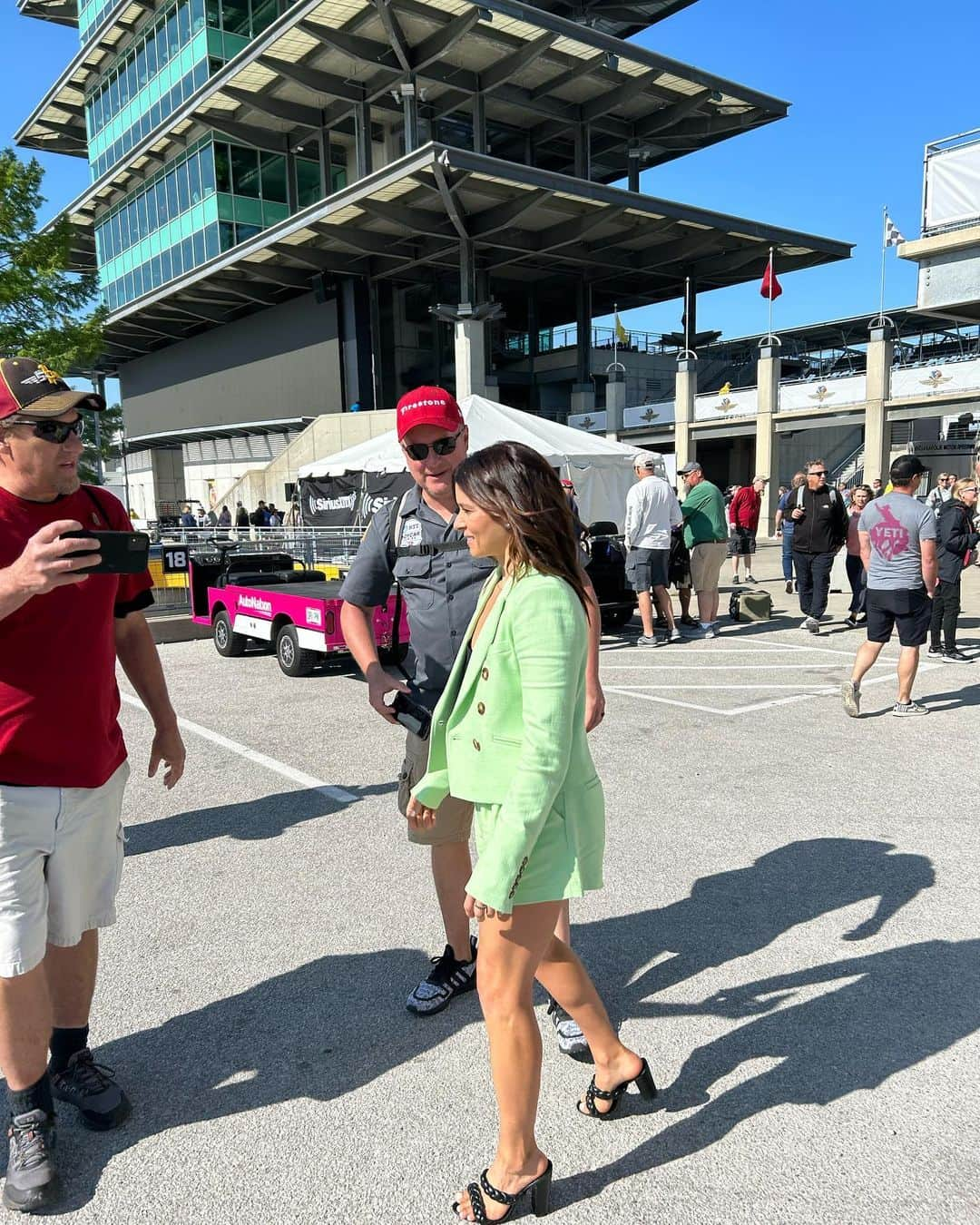 ダニカ・パトリックさんのインスタグラム写真 - (ダニカ・パトリックInstagram)「Carb day at @indianapolismotorspeedway!!! But without the carburetors. 🤣  • I put the pic with sis first, since this racing thing was her idea when we were 8 and 10 years old. 😜🤷🏻‍♀️🙌🏼❤️」5月27日 10時34分 - danicapatrick