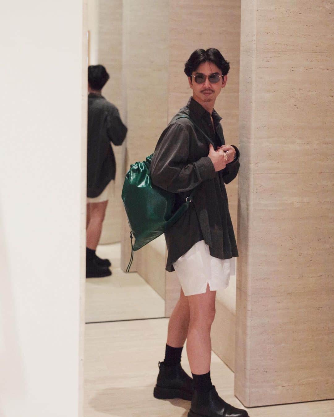 陣内勇人のインスタグラム：「JIL SANDER  shirt / @jilsander  shorts / 沖縄のアメリカンヴィレッジ sunglass / @ayame_id  bag / @jilsander  shose / @newbottega  accessory / @jilsander @blanciris_official @fivethirtypark」