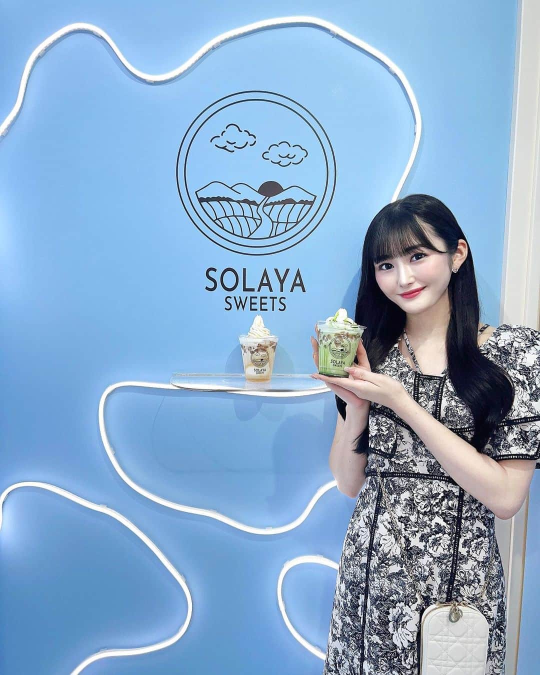 川上礼奈のインスタグラム：「. 関西大学前に新しく出来た @solaya_osaka  の飲むわらび餅ラテ🍦🤍 ドリンク感覚で一度にソフトクリームとわらび餅が 楽しめてすっごく美味しかった🥹🤍 甘い物が得意じゃない私でもゴクゴク飲めて？食べれて？ 美味しすぎたよ〜😳🤍 新感覚の《飲むわらび餅ラテ》 みんなも食べてみてね〜🍦🤍 🏠 @solaya_osaka」