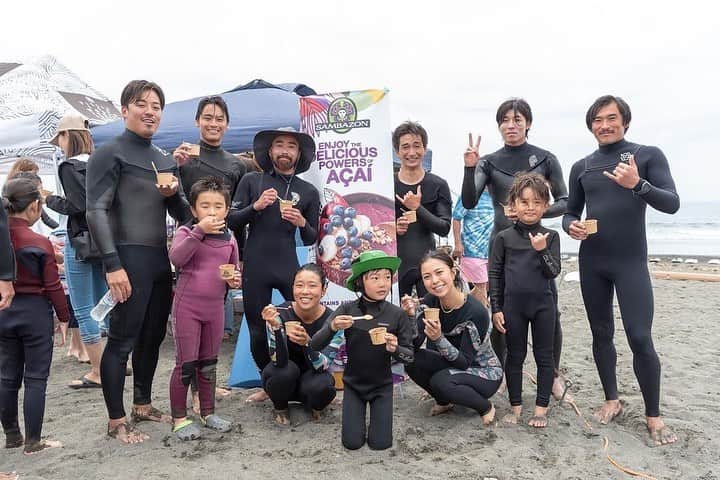 のインスタグラム：「日曜日に辻堂で開催されたthesurffestival で行われた キッズサーフィン→ビーチクリーン→プロのエキシビションの流れでビーチクリーン参加者（子どもから大人まで）にアサイーをお配りし、美味しさを知って頂く機会を頂きました✨ありがとうございました💜  Posted @withregram • @asakomizuno . @thesurffestival で行われた キッズサーフィンスクール🏄✨  波に乗ることが楽しい❗️ そんな純粋な気持ちを思い出させてくれる キッズスクールは自分の中でも大切なひととき💎✨ そんな時間をみんなで一緒に共有する事が出来て最高でした❣️  今回をきっかけにサーフィンを始めてくれる子が増えたり、海を大好きになってくれるきっかけとなっていたら嬉しいです🫶🌟  #surfing #サーフィン #キッズサーフィンスクール #アサイー　#ビーチクリーン　#アサイーボウル」