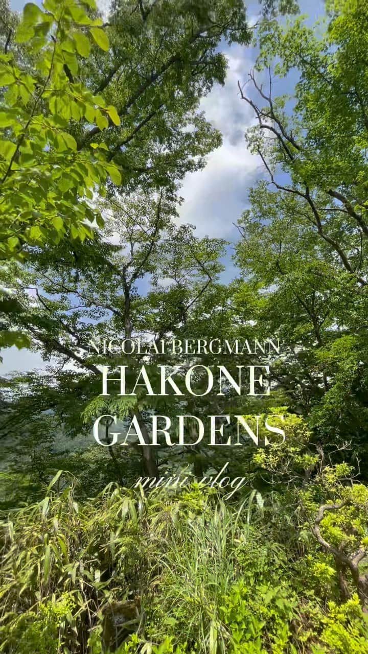 Chihiroのインスタグラム：「NICOLAI BERGMANN HAKONE  GARDENS🌿  先日、1年ぶりに訪れたニコライバーグマン箱根ガーデンズ。  自然に癒され、リフレッシュできる場所です。  前にも書きましたが、人工的なガーデンではなく、箱根の地に融合するような、限りなく自然体のガーデン。 自然そのものがアートなのです。  以前と違ったところは、ところどころにデンマーク家具？のような、木の椅子や机が追加されておりました♡ 家具もいつか土に帰れるように、脚まで木でできているのかな？なんて想像しながらピクニックランチ♡ (ここでは自然を感じながらピクニックができるよう、バスケットなどの貸し出しがあります)  木漏れ日から太陽、植物から大地を感じて、想いを巡らせた素敵な時間でした♡  以前取材させていただいた時にお聞きしたニコライさんの想いや工夫、私が感じたことなどは、「美人百花.com」の記事に残っているので、こちらも是非ご覧ください♡  行かれる場合はフラットシューズやスニーカー必須です！(長靴の貸し出しもありますが！) 📍 神奈川県 足柄下郡 箱根町 強羅 1323-119  #nicolaibergmann  #ニコライバーグマン #ニコライバーグマン箱根ガーデンズ  #箱根旅行  #箱根観光  #hakone #イメージコンサルタント  #パーソナルカラー診断」