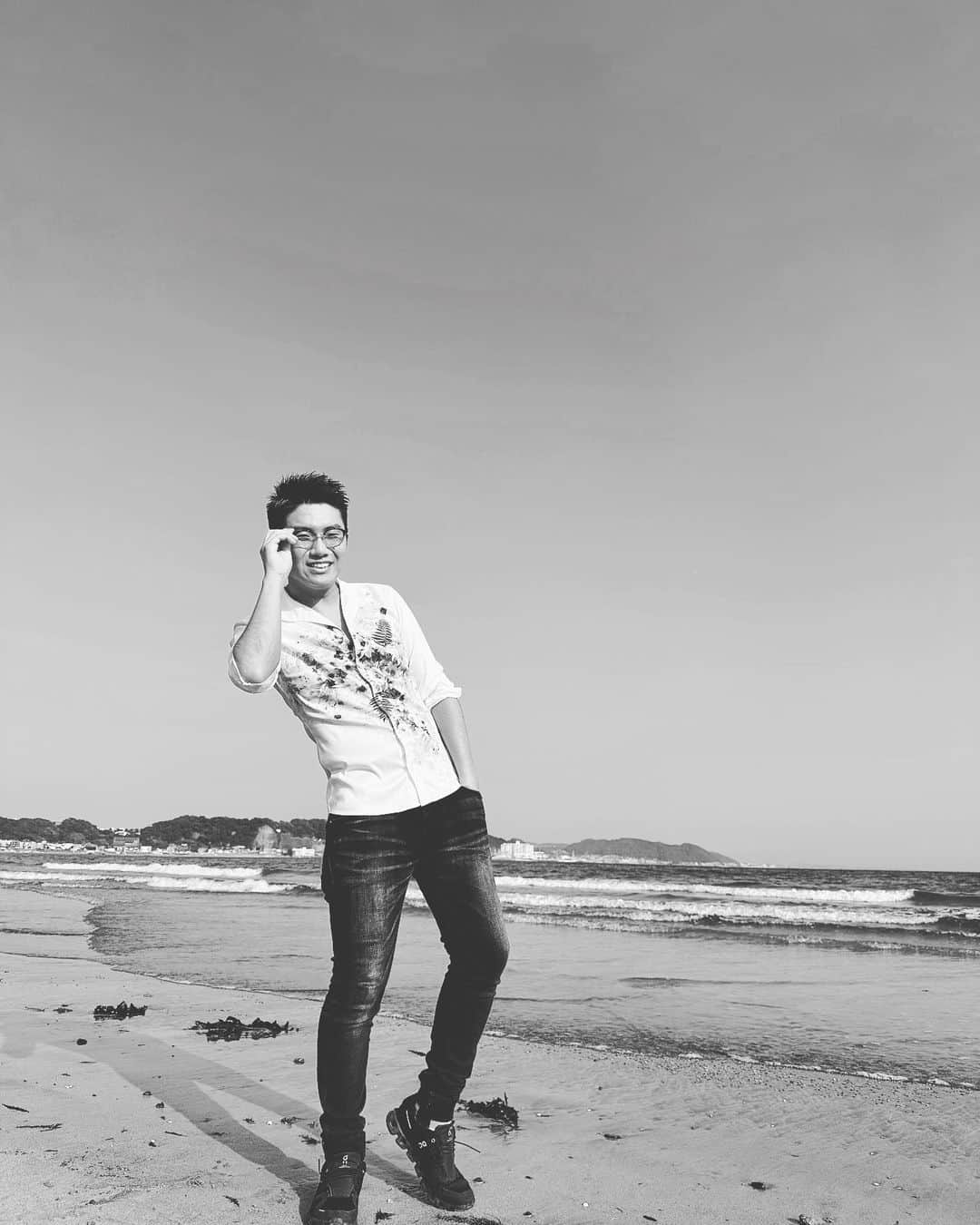 一条貫太のインスタグラム：「おはようございます！  今日は12時から　#錦糸町セキネ楽器さん #小岩音曲堂さん　で15時から キャンペーンです！  #白黒もいいでしょ」