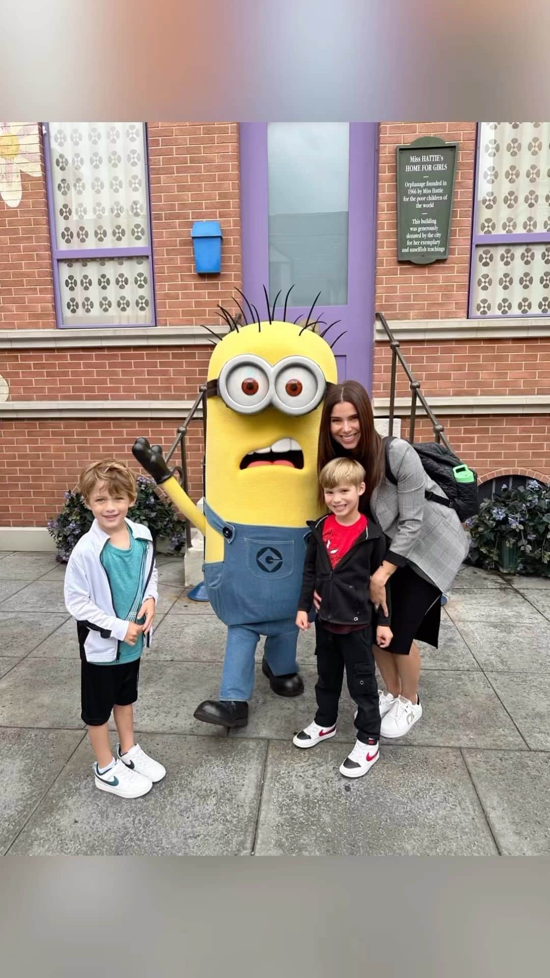 ロゼリン・サンチェスのインスタグラム：「Thank you @unistudios for a great time!!! Dylan, Arlo and the mommy’s loved it!!!  @aubreyrak  @ebwinter  @recordexecutive」