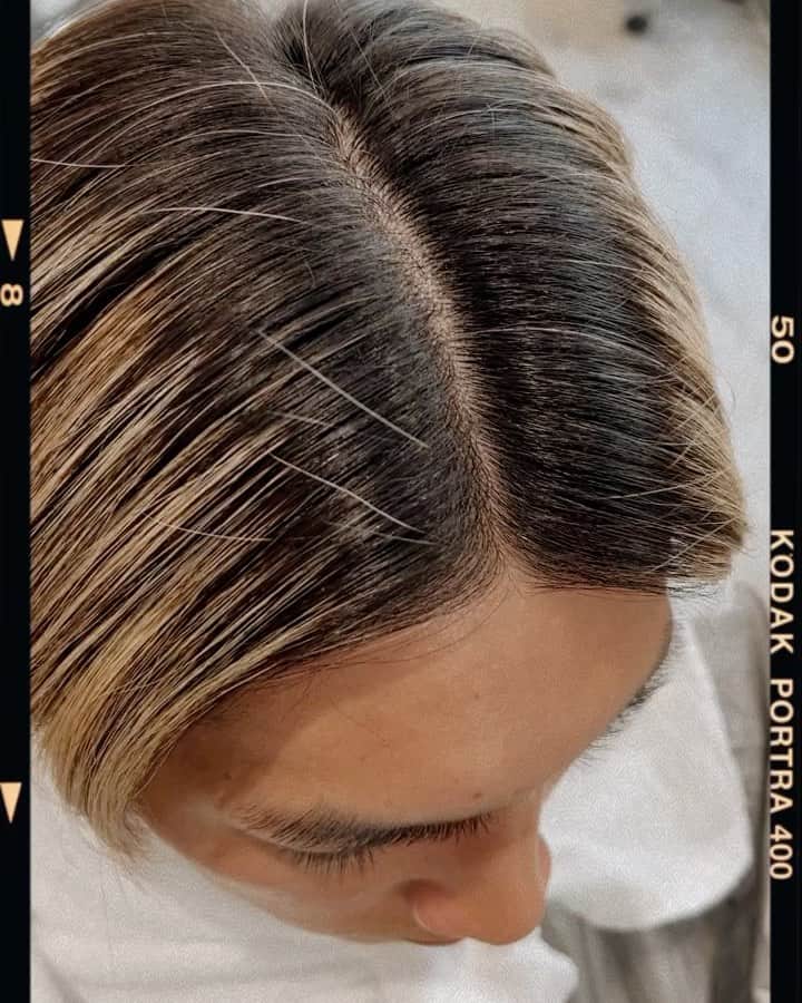 鈴木大二朗のインスタグラム：「伸びきった根元に細かめハイライトを毛先に繋げてベージュカラー🤎 #ハイライトカラー  #メンズカラー #外国人風カラー  #外国人風ハイライト」