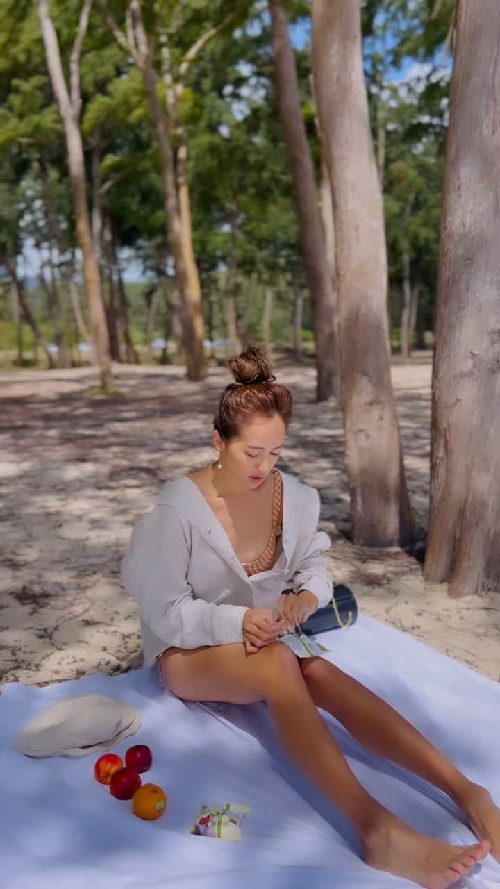Mieのインスタグラム：「午後から仕事なので、、、 午前中はビーチへ🍊とネクタリン🍑とドライフィグ持って日光浴😋  充電100%🔋⚡️  #hawaiilife #Hawaii #ハワイ旅行  #旅行  #ビーチ #海  #ワイマナロビーチ  #ハワイ不動産 #hawaiirealtor」
