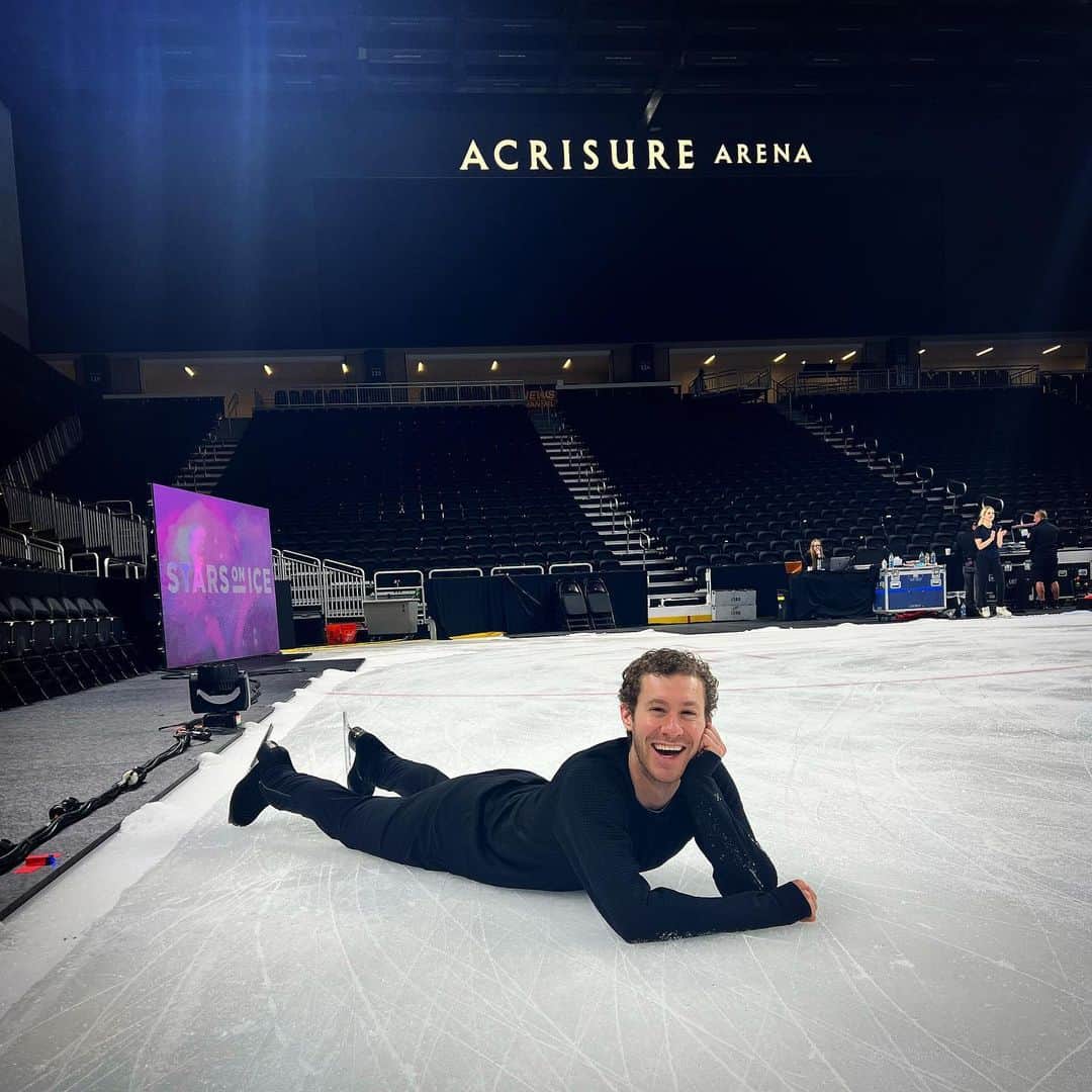 ジェイソン・ブラウンのインスタグラム：「“The coolest spot in the desert!” - @acrisurearena 🤩⛸️❄️  In Palm Springs tonight for our 4th @starsonice USA show! ☀️  #palmsprings #palmdesert #desert #california #starsonice #soi2023 #skating #show #figureskating #tour #iceshow #iceskating」