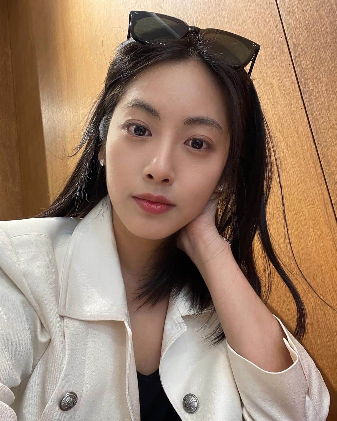 パン・ソヨンのインスタグラム：「봄꽃 들고 봄꽃 같은 여자 만나기 🌼 넌 정말 항상 싱그럽구나  만나러 가는 길도 기다리는 시간도 봄이었다  점심사주셔서 이러는거 아님」