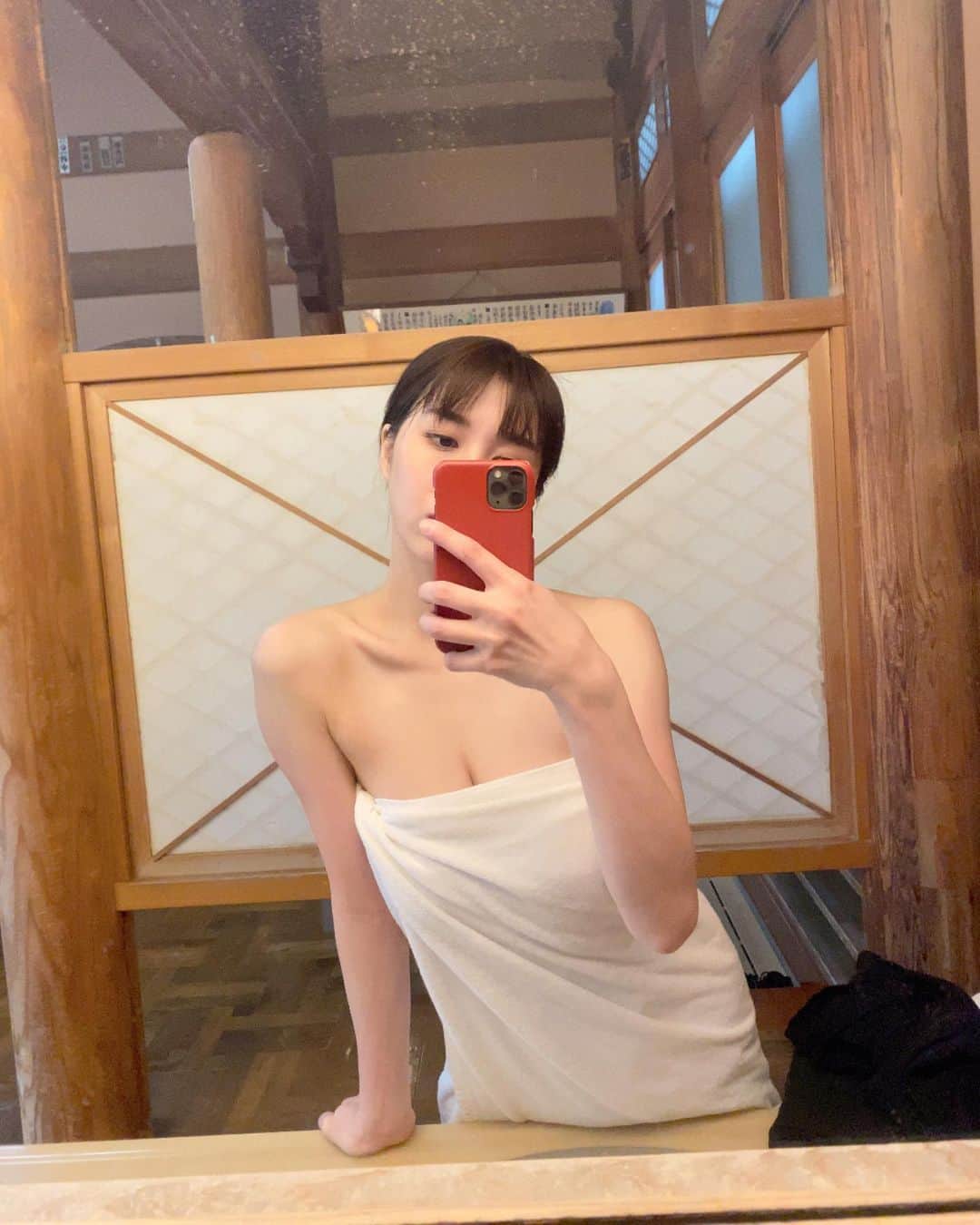 秦瑞穂のインスタグラム：「.  ゆっくり温泉いきたいねぇ♨️  .  #秦瑞穂 #follow #me #followme #japanesegirl #asiangirl #japan #粉我 #偶像 #インスタグラビア #gravure #photo #instagravure #フォロー  #フォローミー #팔로우　#温泉 #バスタオル #温泉女子 #温泉ソムリエ #旅行 #旅」